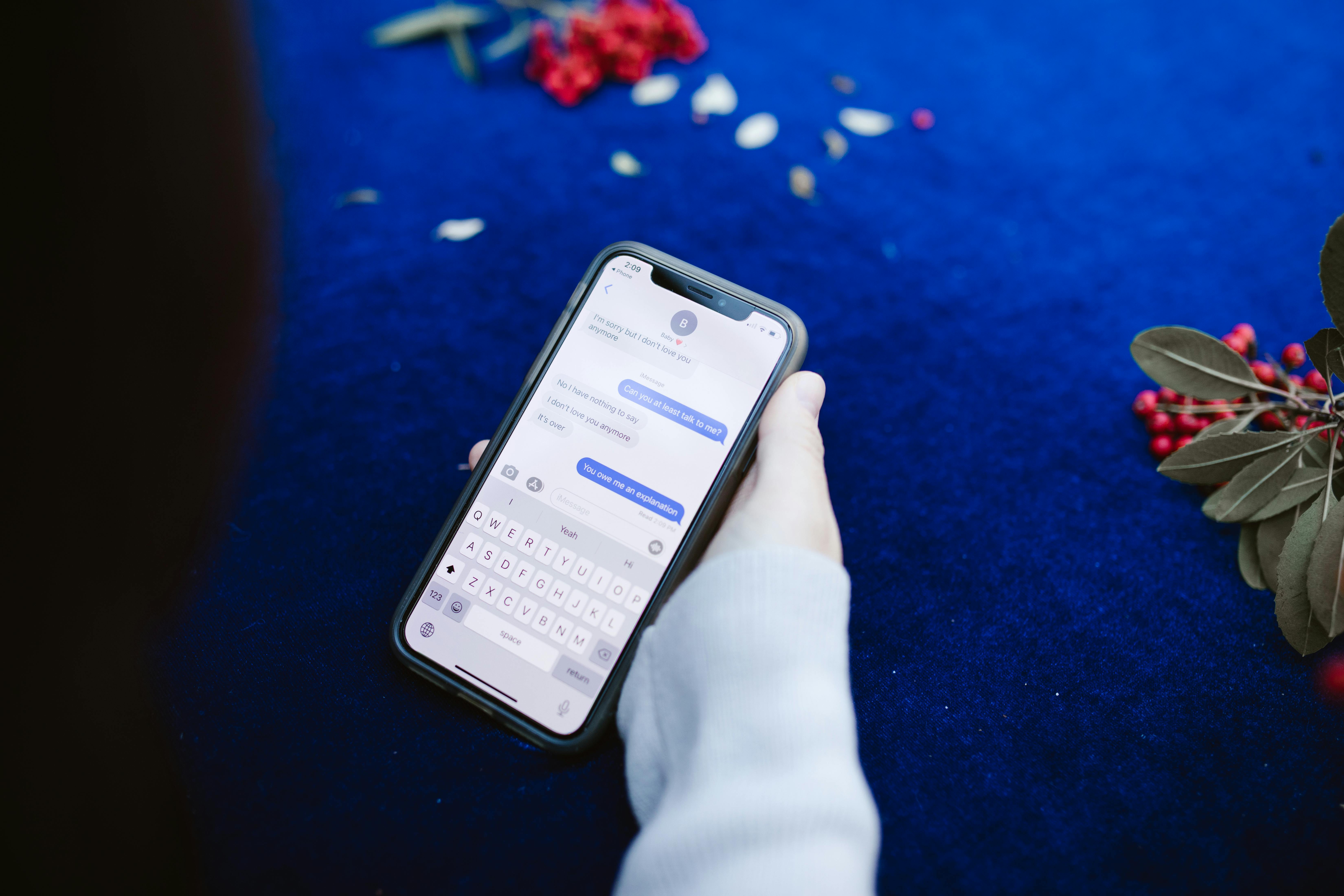 Une personne tenant un téléphone portable ouvert aux messages texte | Source : Pexels