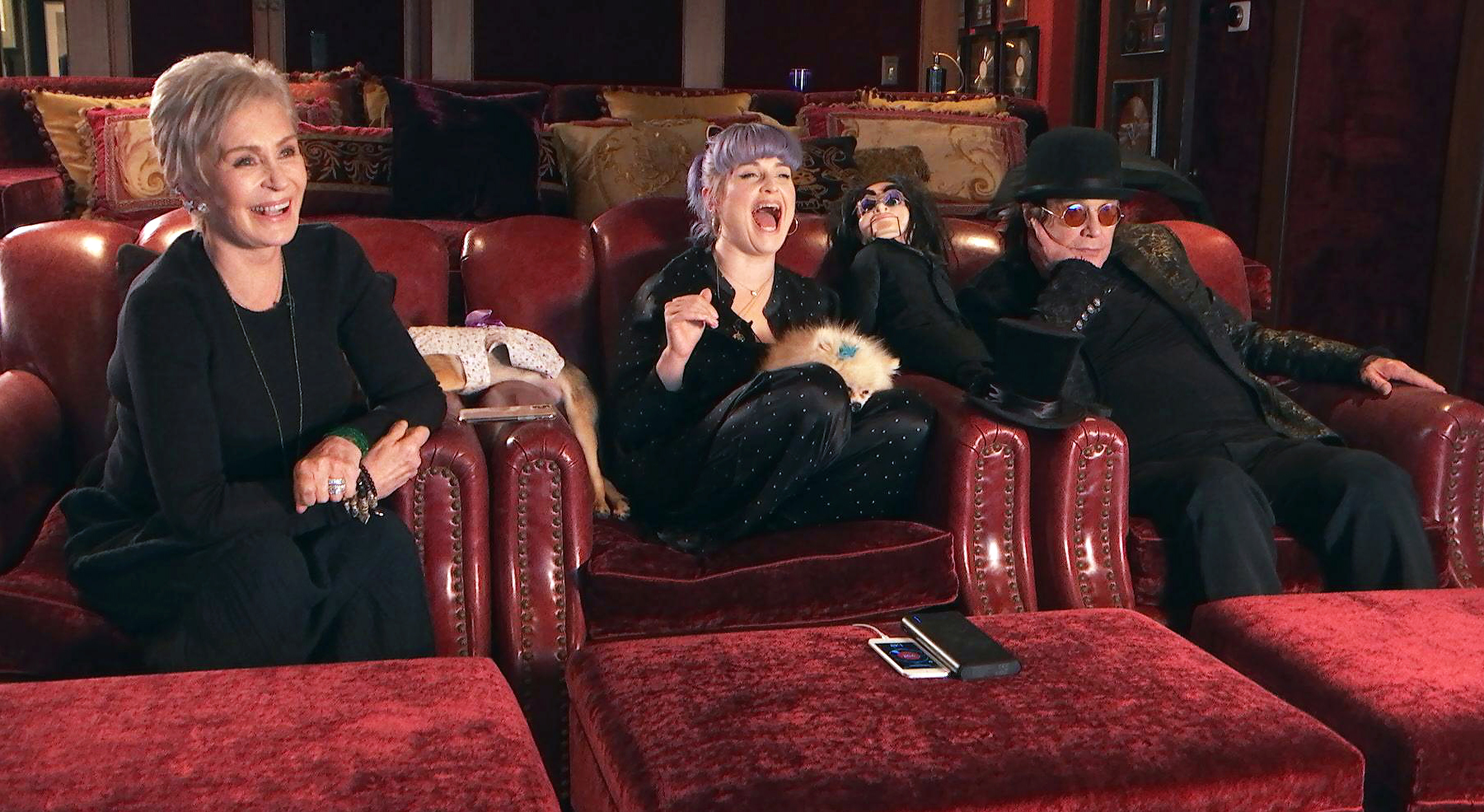 Sharon, Kelly et Ozzy Osbourne dans la série "Celebrity Watch Party" | Source : Getty Images