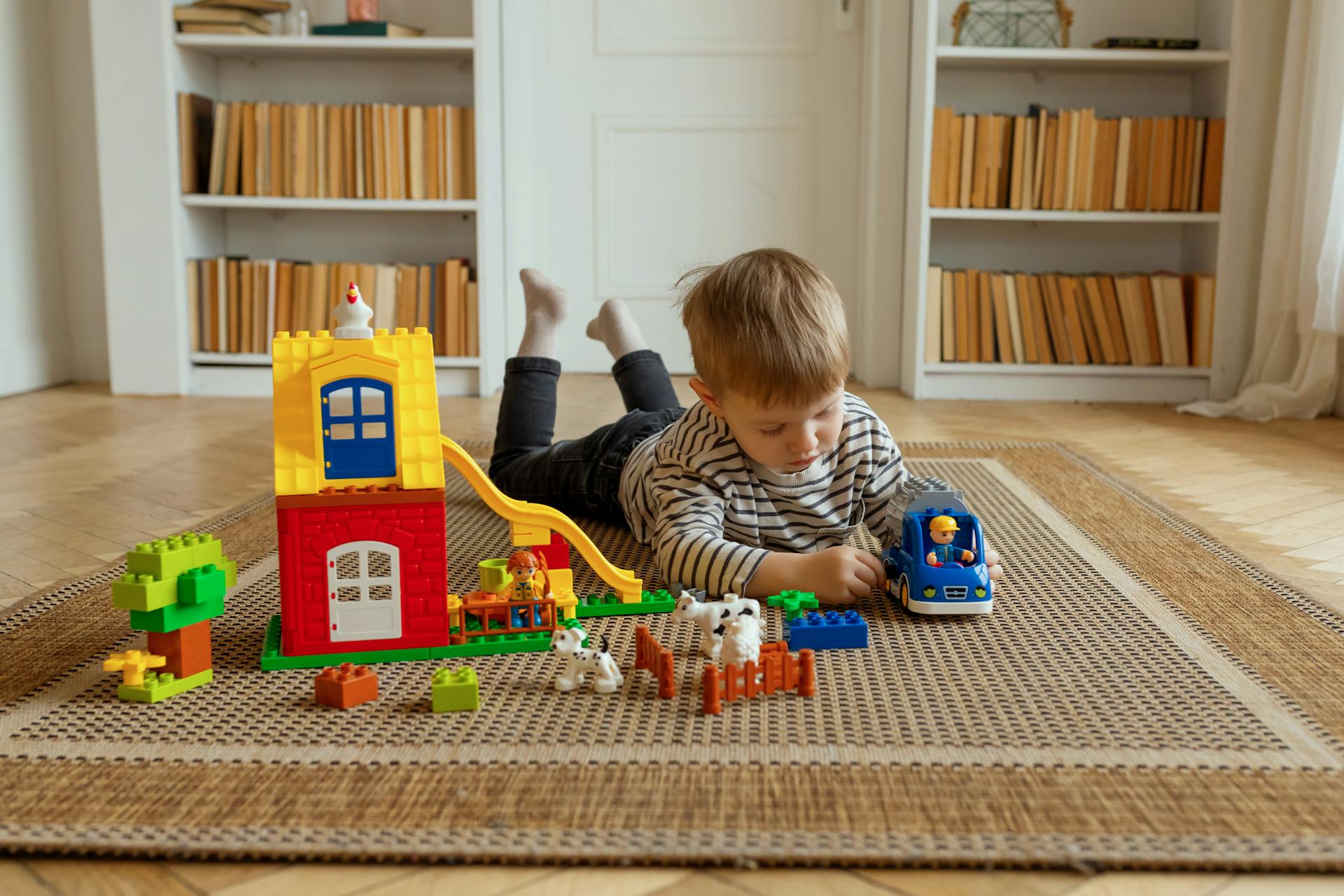 Un enfant qui joue avec ses jouets | Source : Pexels