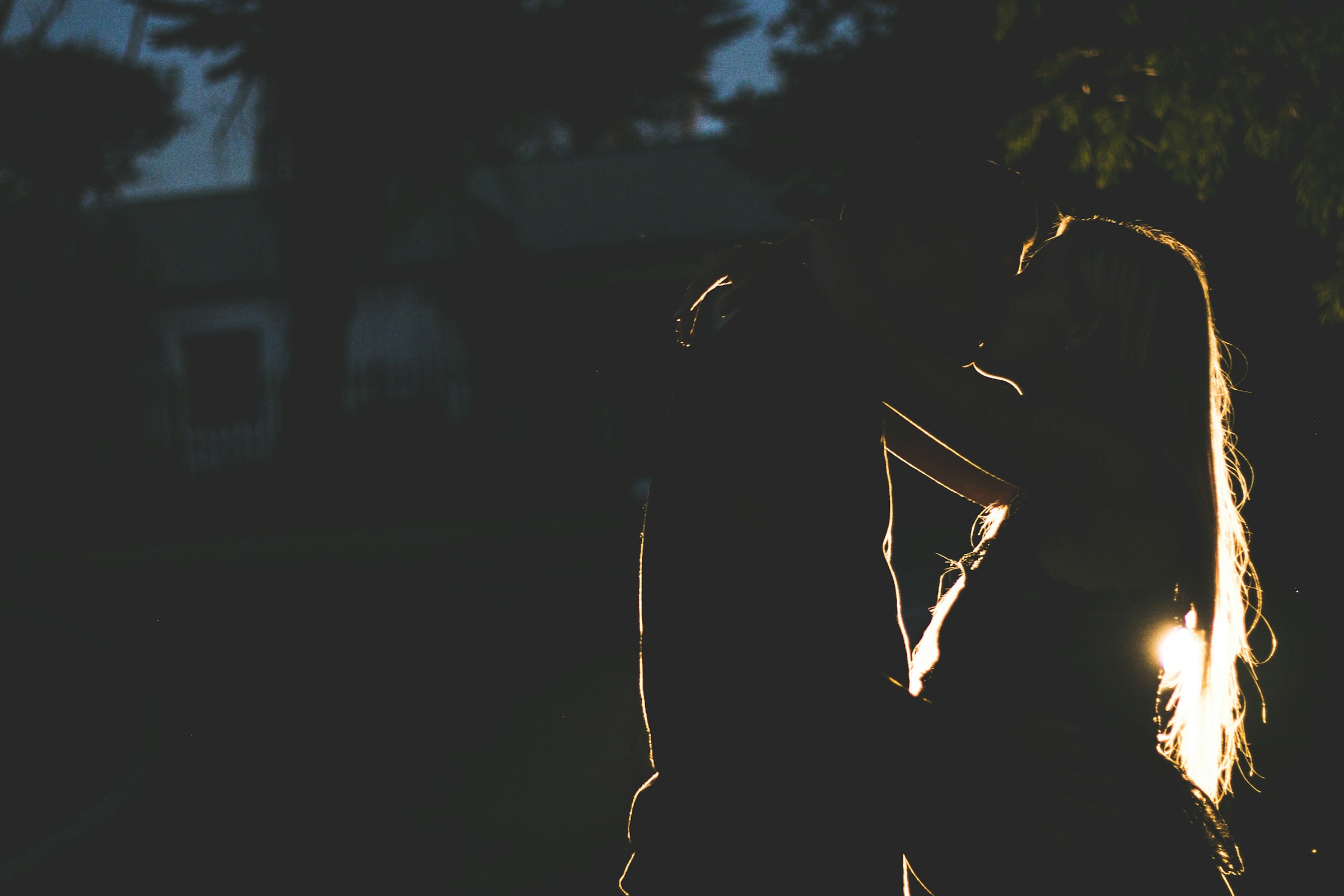 Photo de nuit d'un couple romantique qui verrouille ses lèvres | Source : Unsplash