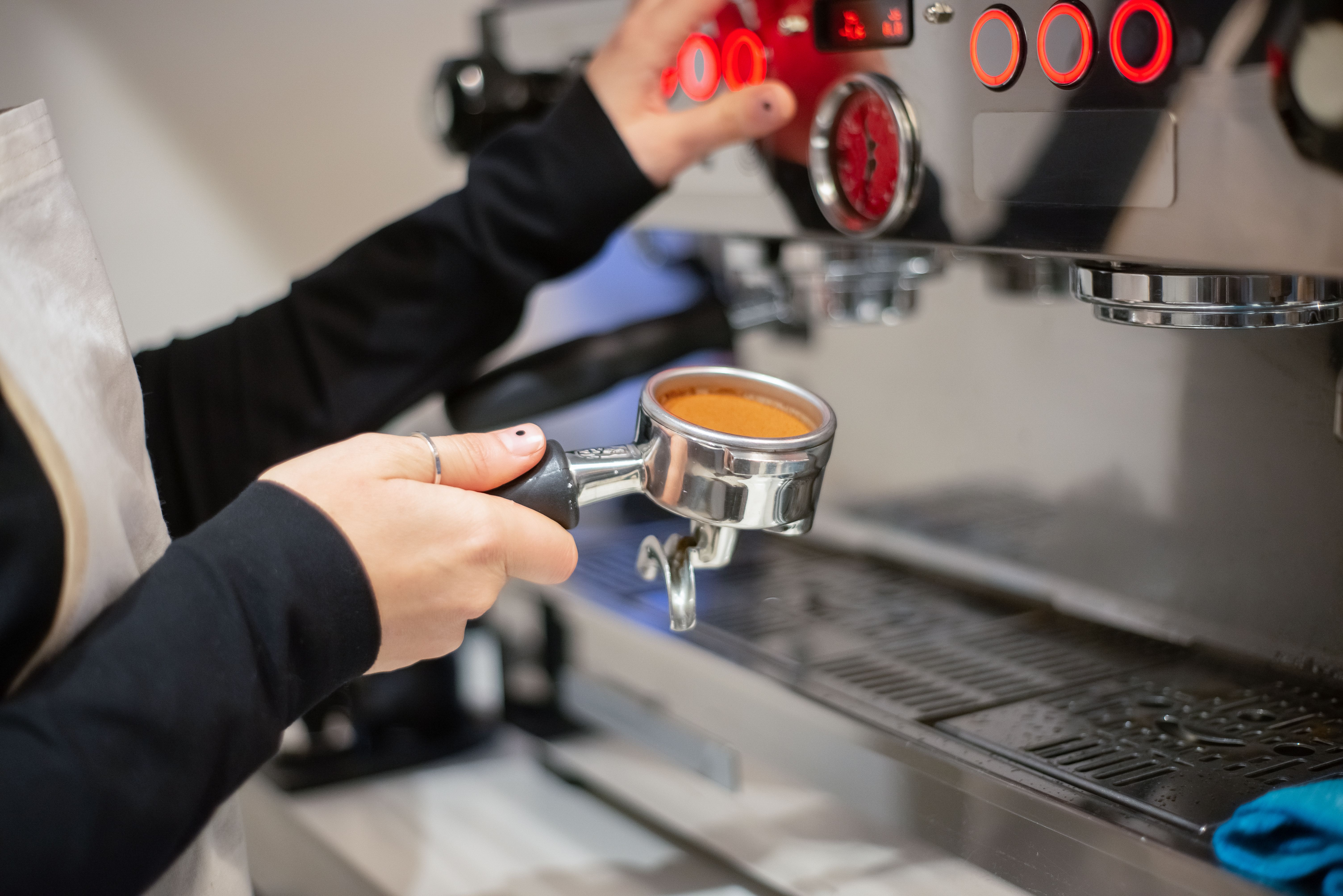 Une femme en train d'utiliser une machine à expresso | Source : Pexels