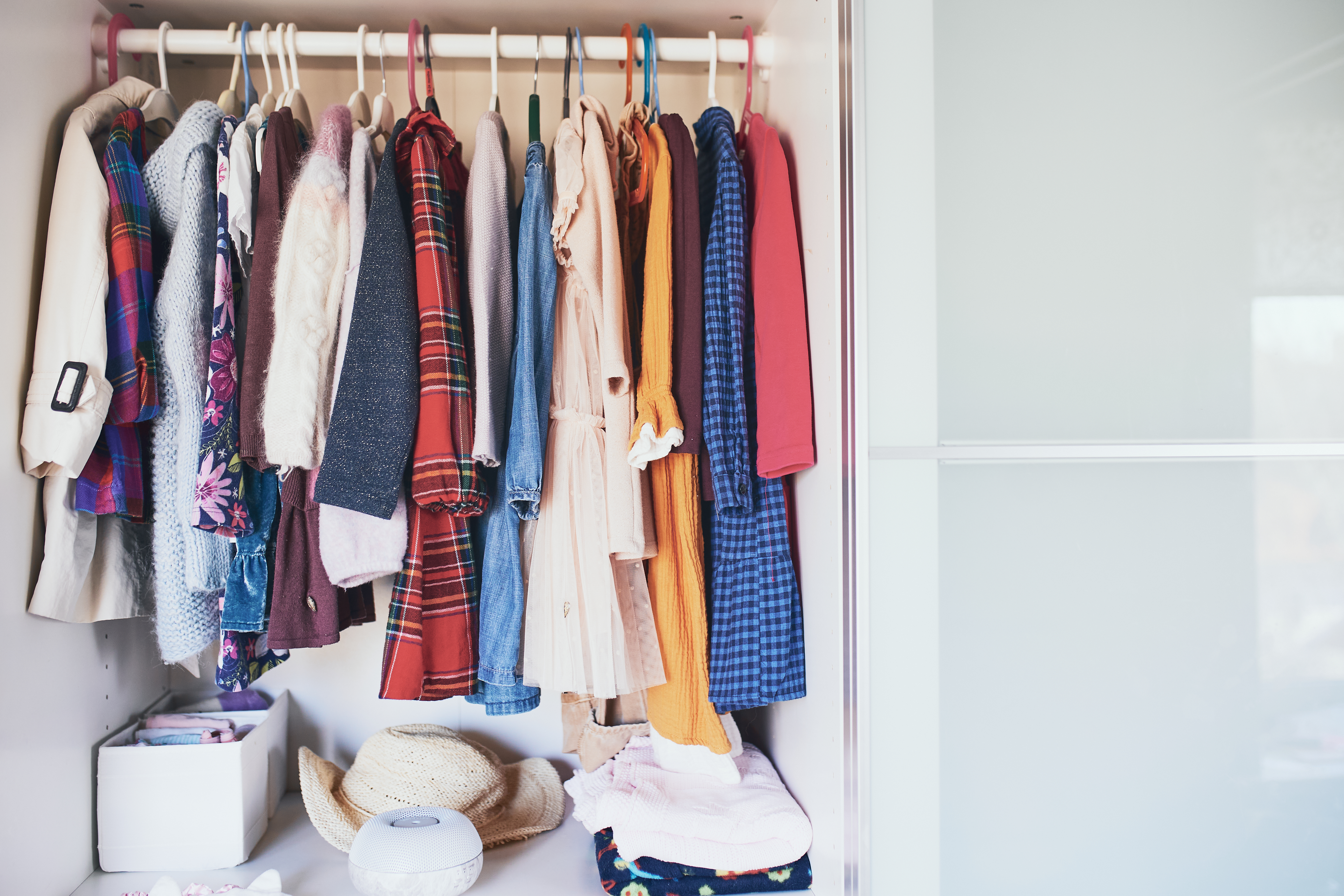 Vêtements de fille à l'intérieur de l'armoire | Source : Getty Images