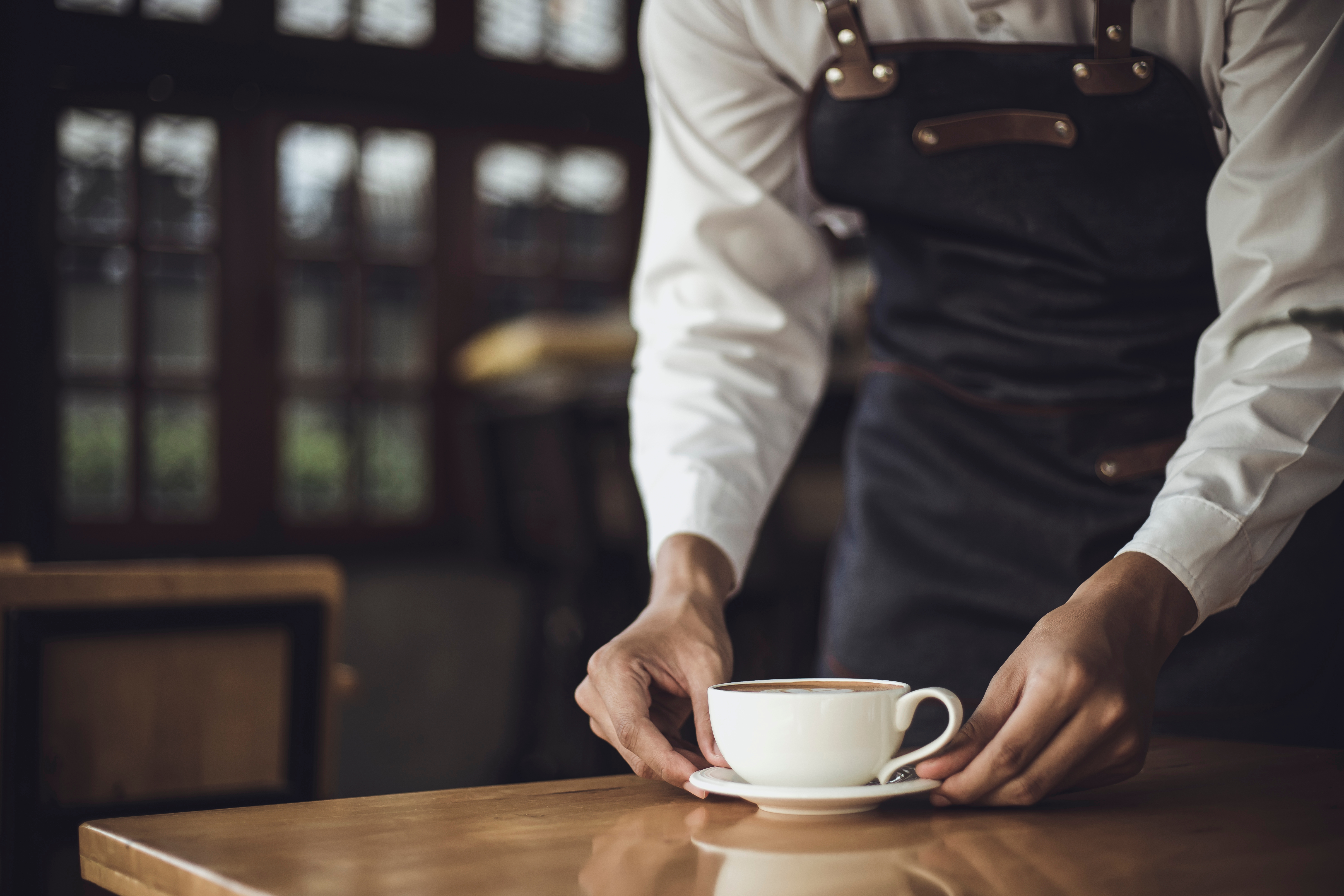 Barista preparando café para o cliente na cafeteria. | Fonte: Shutterstock