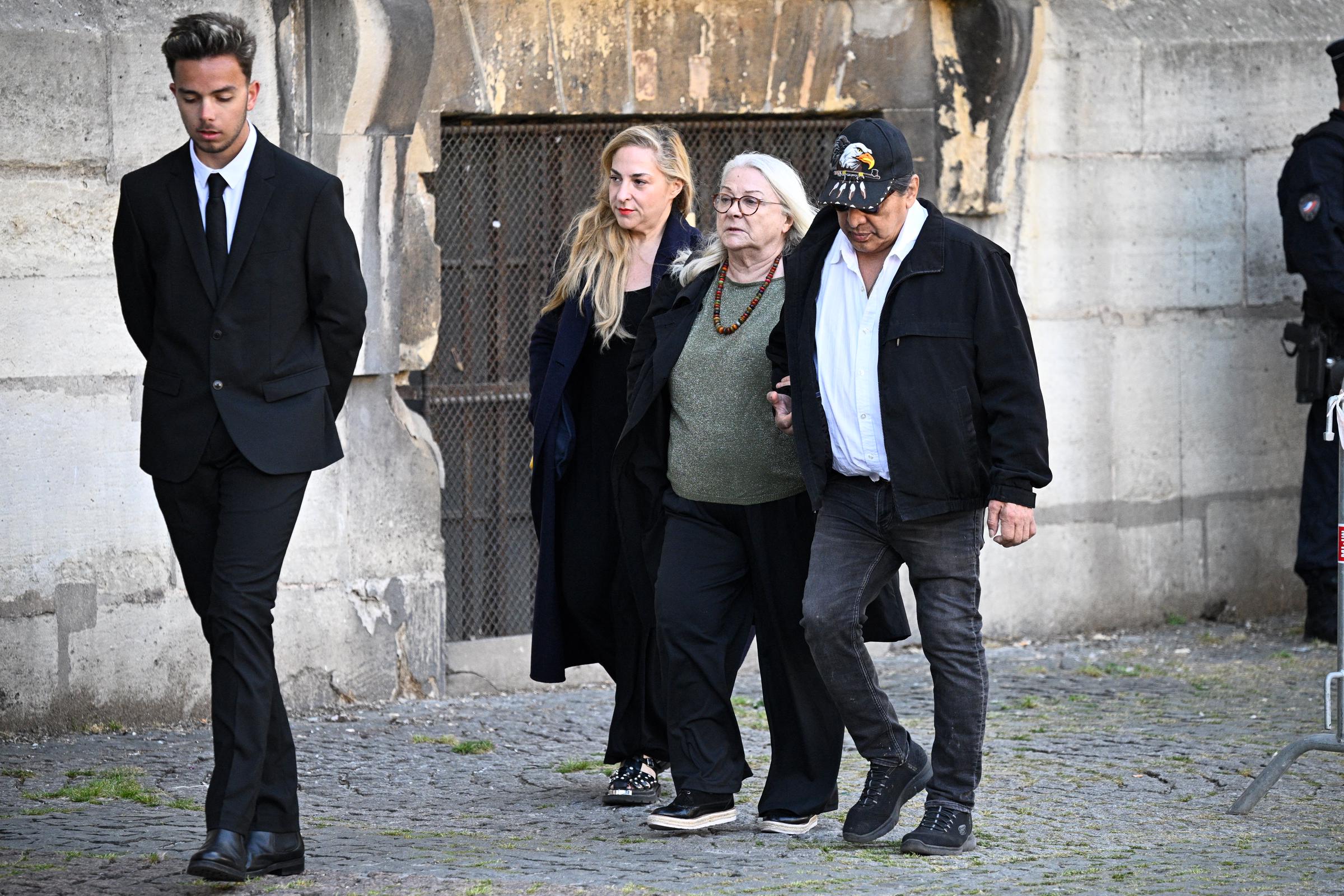L'actrice française Marilou Berry (2e à partir de la gauche) et l'actrice française Josiane Balasko (au centre) arrivent pour assister aux funérailles de l'actrice française Nathalie Baye à l'église Saint-Sulpice à Paris, le 24 avril 2026. La star de cinéma française Nathalie Baye est décédée le 17 avril 2026, à l'âge de 77 ans I Source : Getty Images