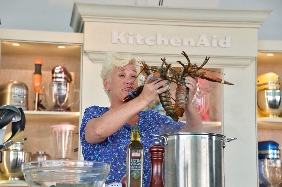 La chef Anne Burrell lors des démonstrations culinaires KitchenAid® pendant le Food Network South Beach Wine & Food Festival au Grand Tasting Village le 23 février 2014 à Miami Beach, en Floride. | Source : Getty Images