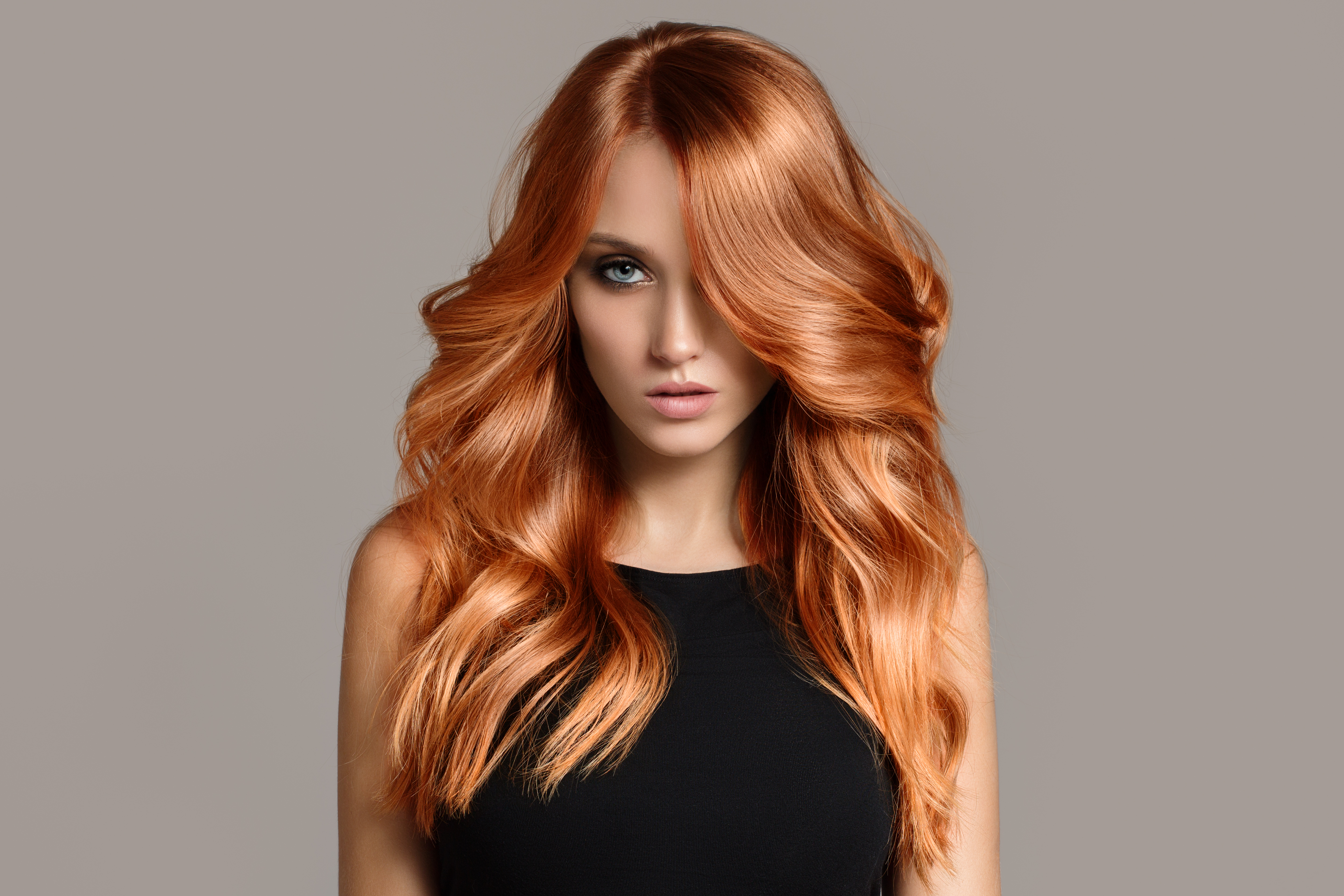 Une femme aux cheveux roux bouclés | Source : Shutterstock