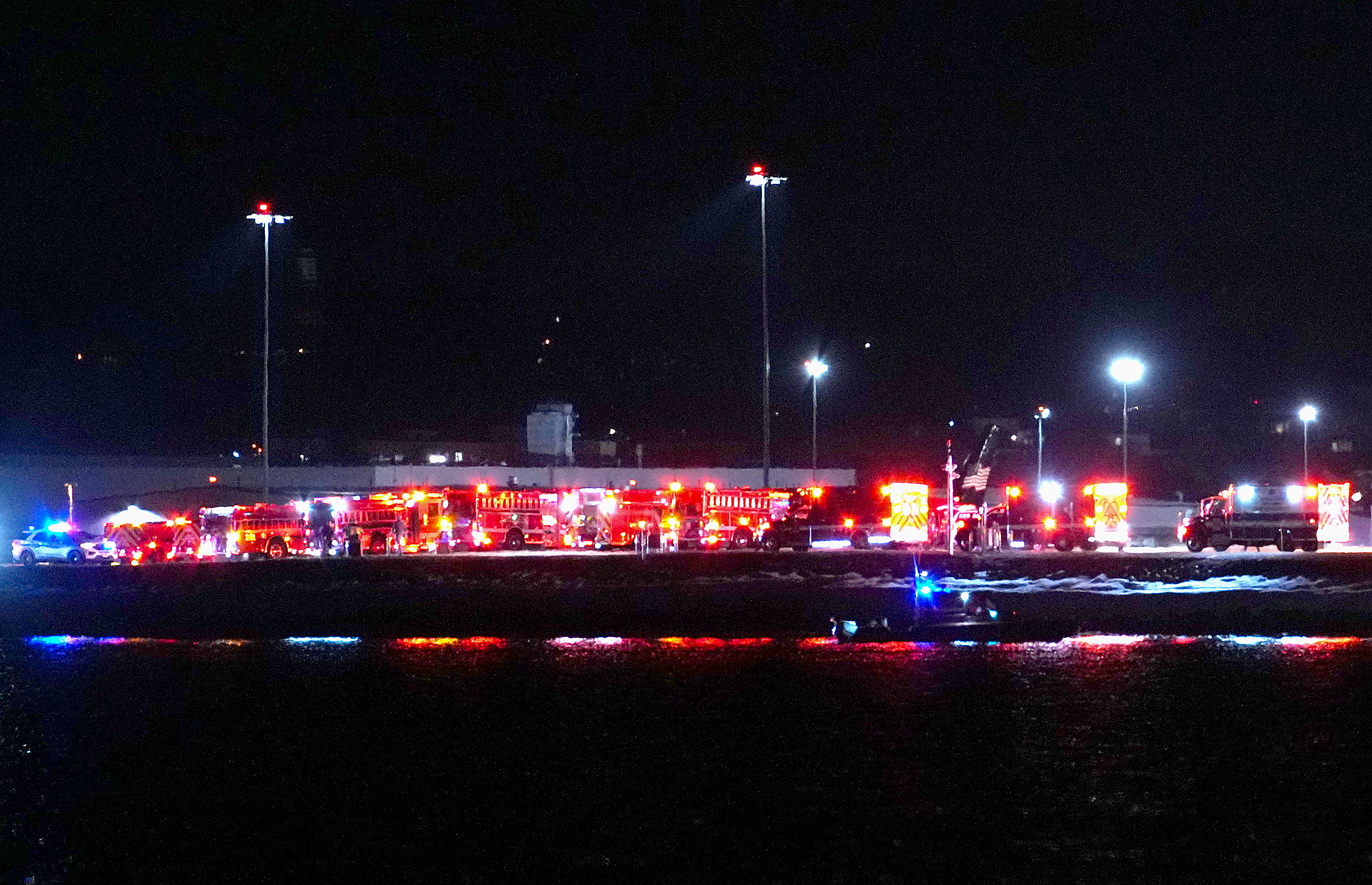 Des unités d'intervention d'urgence attendent sur le tarmac alors que des opérations de recherche et de sauvetage sont en cours concernant le crash à Washington, D.C., le 29 janvier 2025. | Source : Getty Images