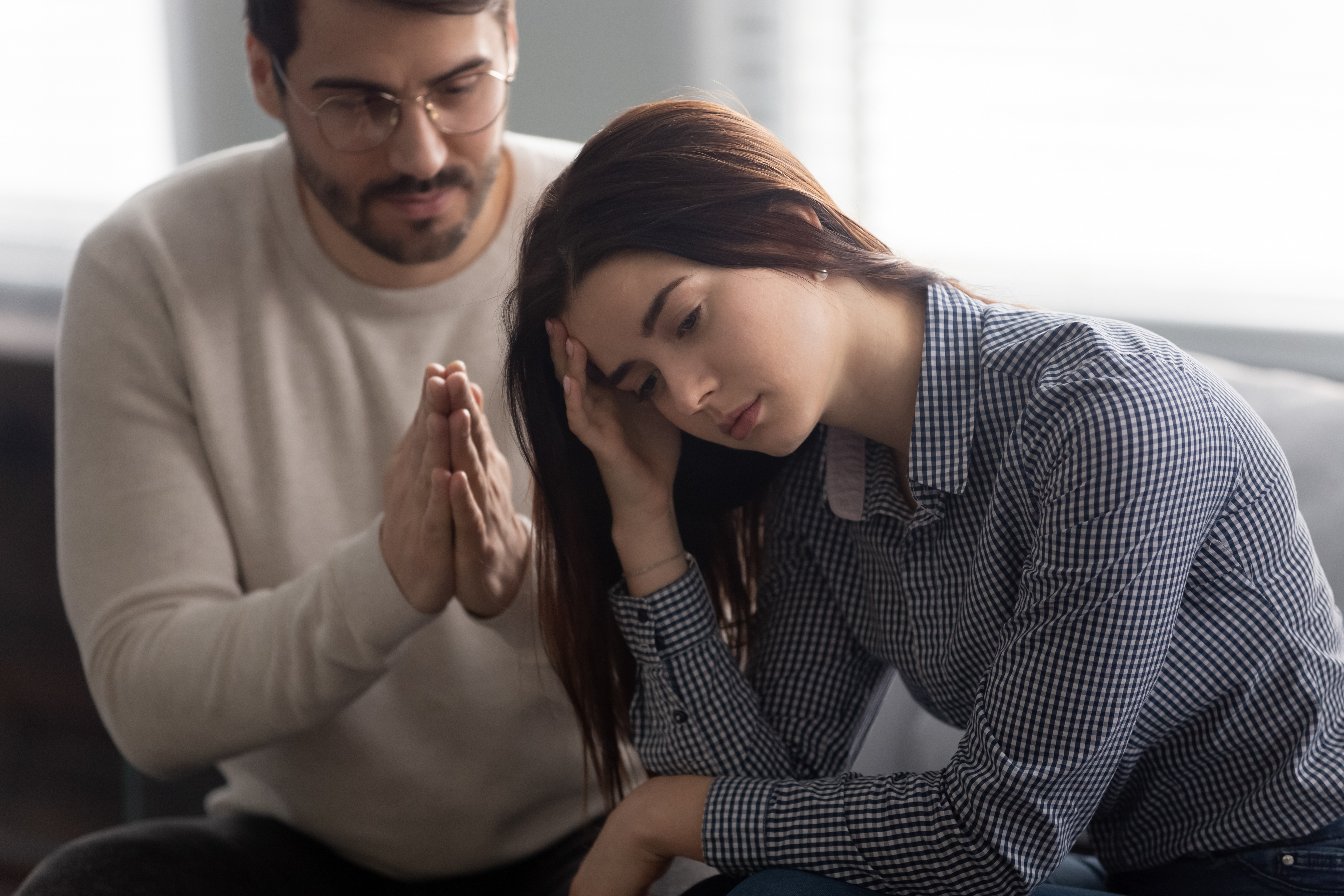 Un mari s'excusant auprès de sa femme dépressive | Source : Shutterstock