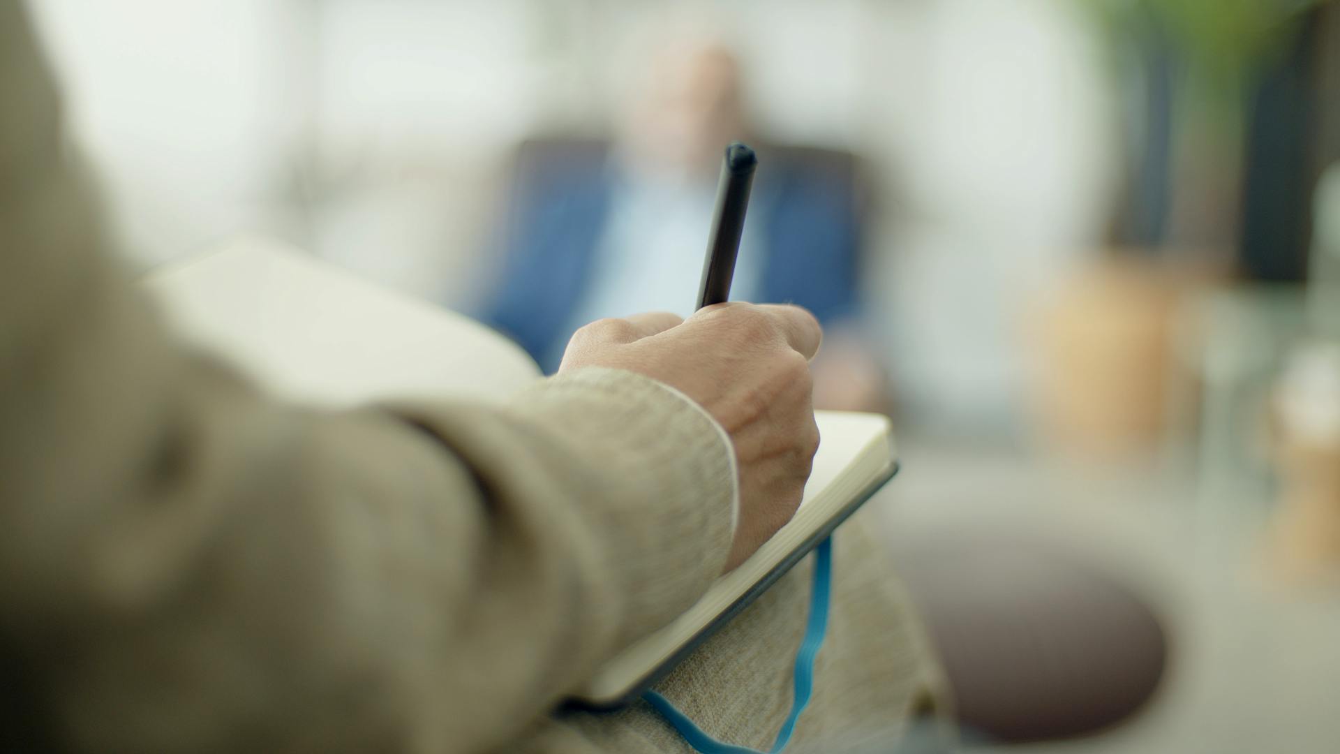 Une femme qui écrit dans un cahier | Source : Pexels