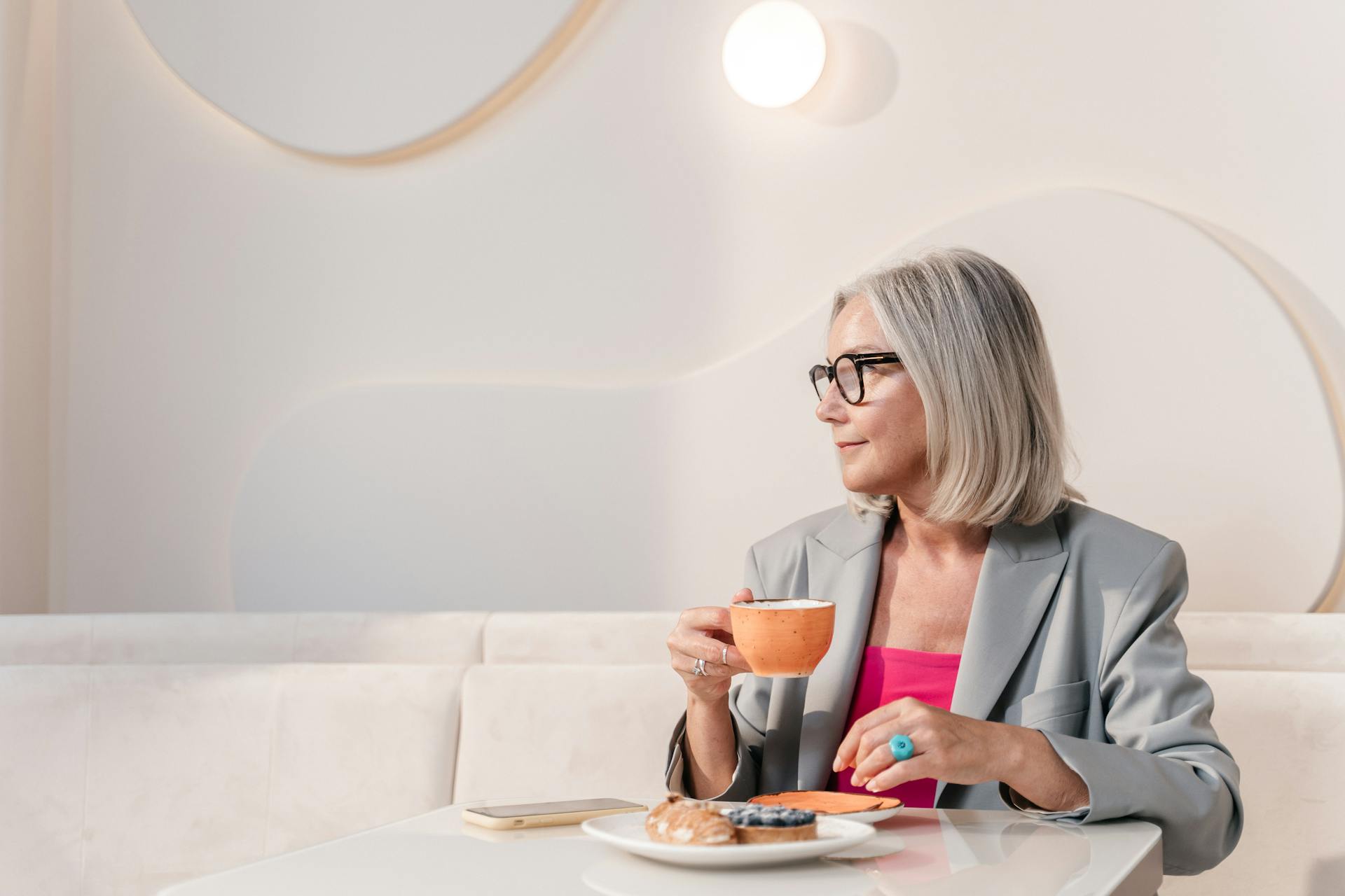Une femme jette un coup d'œil de côté dans un café | Source : Pexels