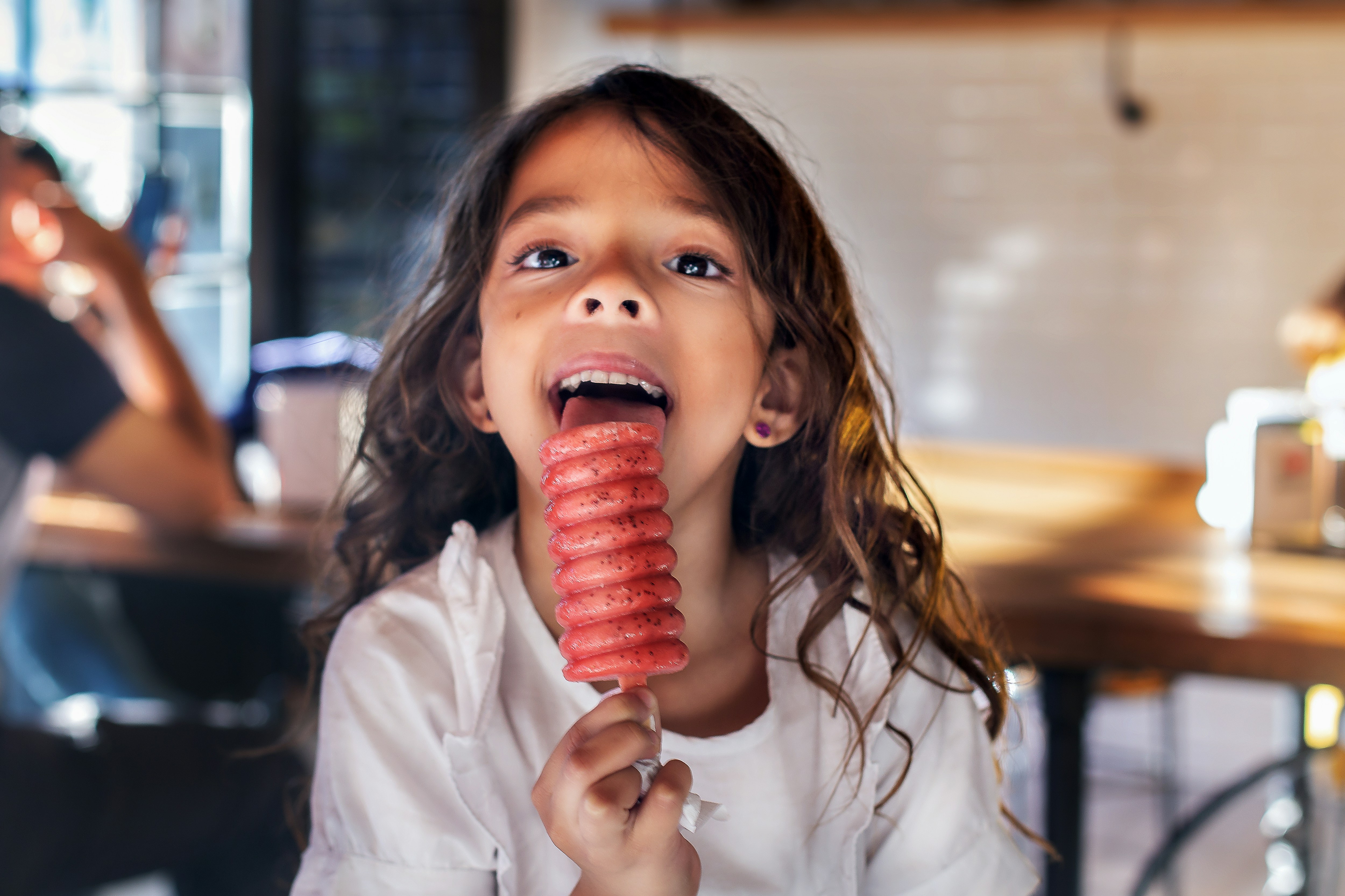 Une petite fille avec une glace | Source : Unsplash