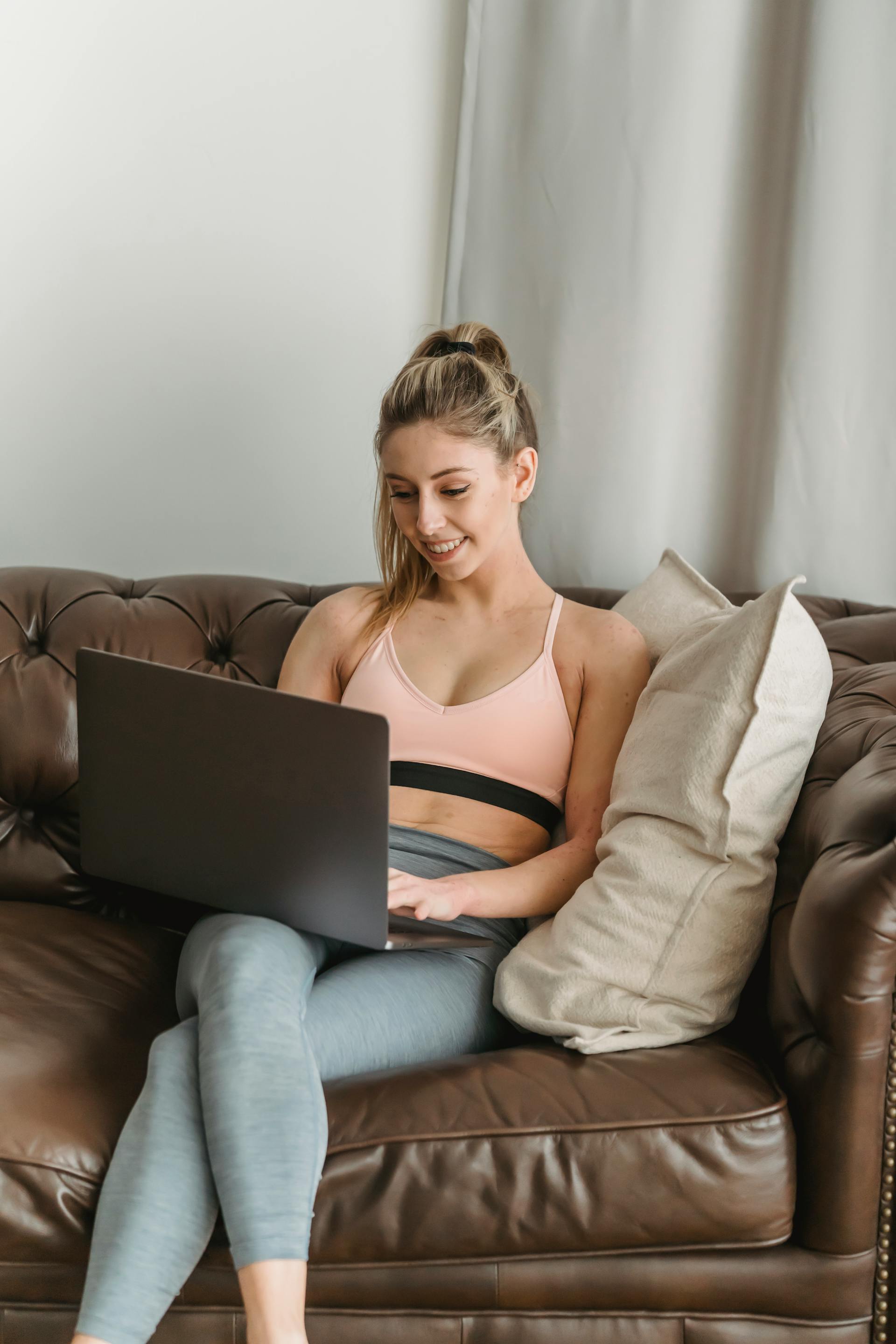 Une femme se détend dans sa maison | Source : Pexels