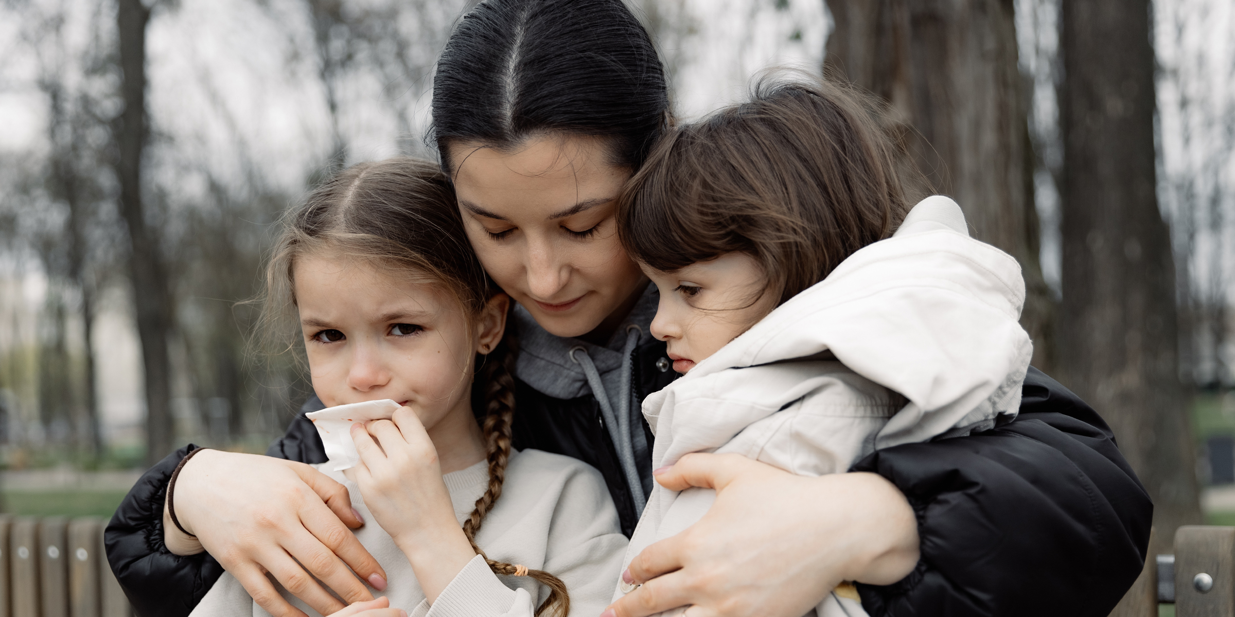 Une femme et deux filles | Source : Shutterstock