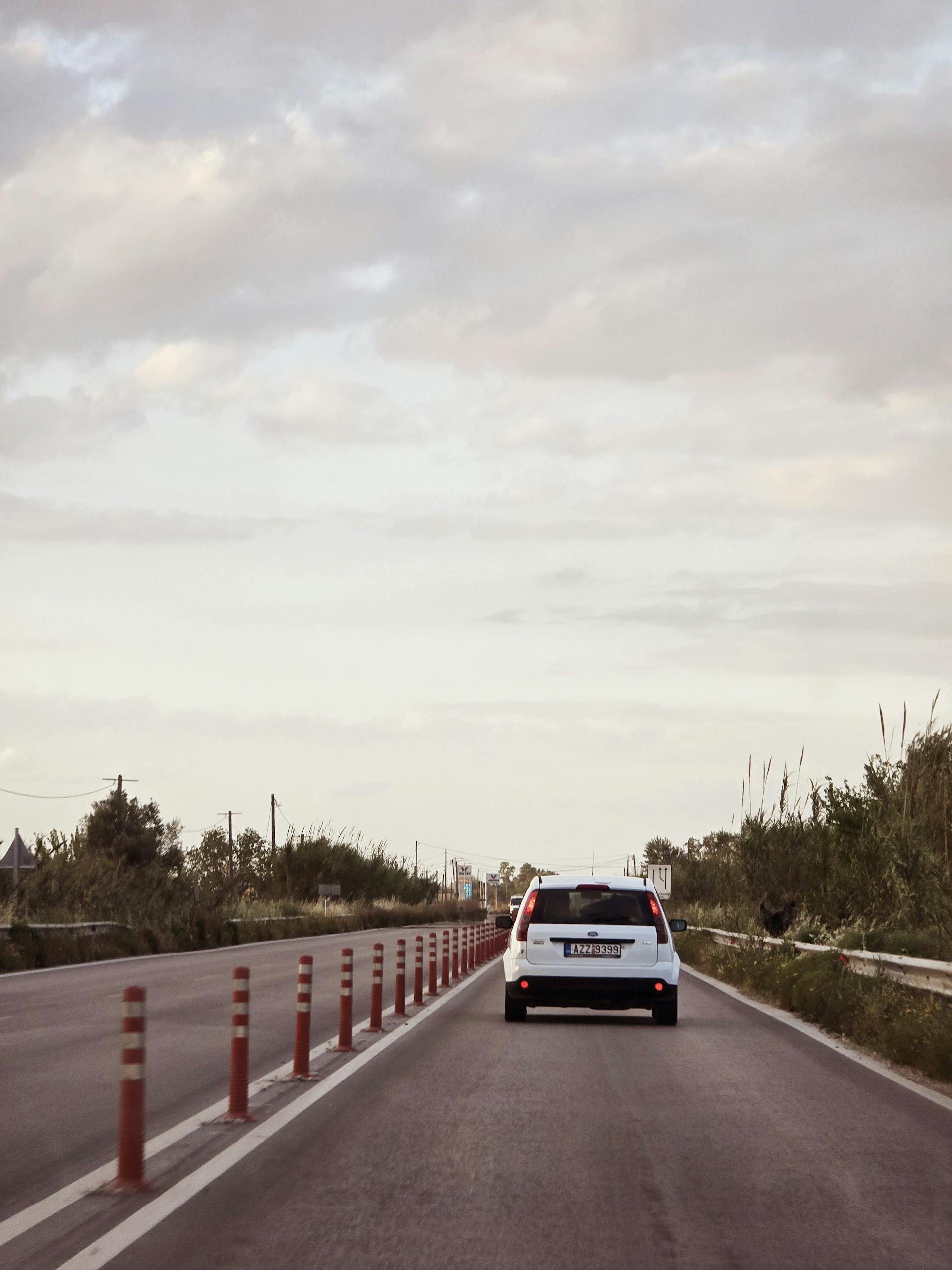 Une voiture roulant sur une route | Source : Pexels