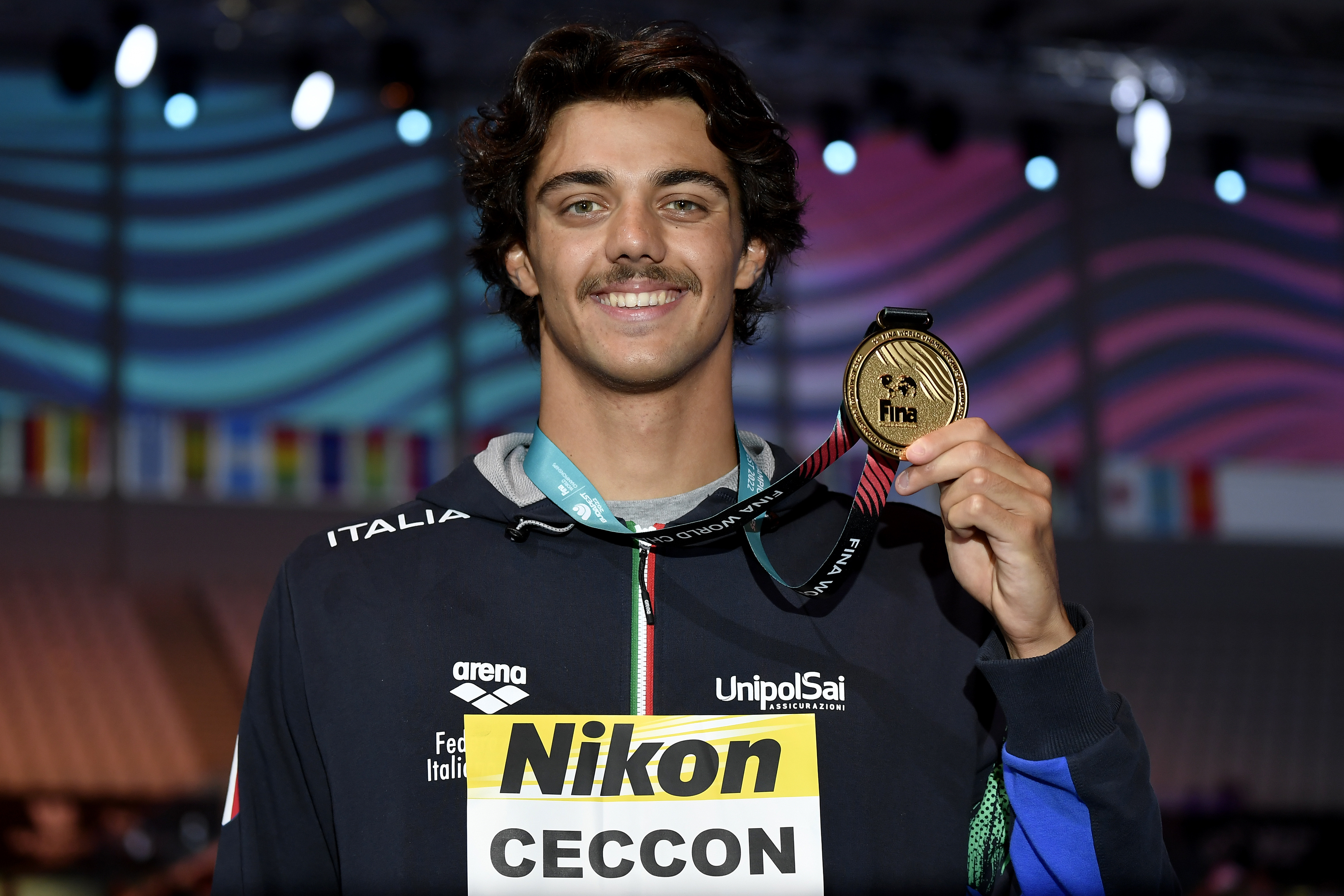 Thomas Ceccon posant pour une photo avec sa médaille après avoir participé à la finale masculine du 100 m nage libre lors des 19e championnats du monde de la FINA à Budapest, en Hongrie, le 20 juin 2022 | Source : Getty Images