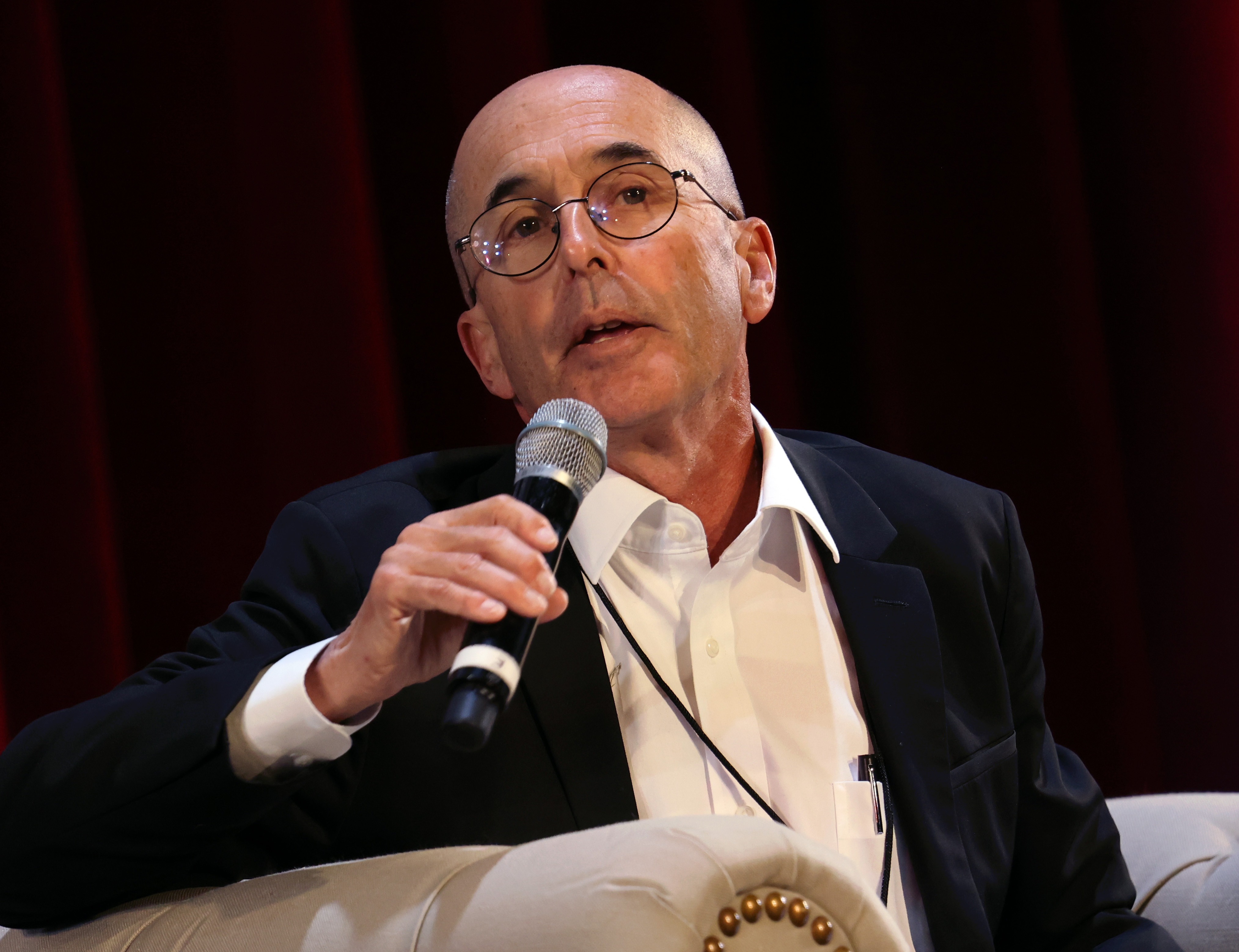 Don Winslow s'exprimant sur scène lors du festival des livres du Los Angeles Times à Los Angeles, en Californie, le 24 avril 2022. | Source : Getty Images