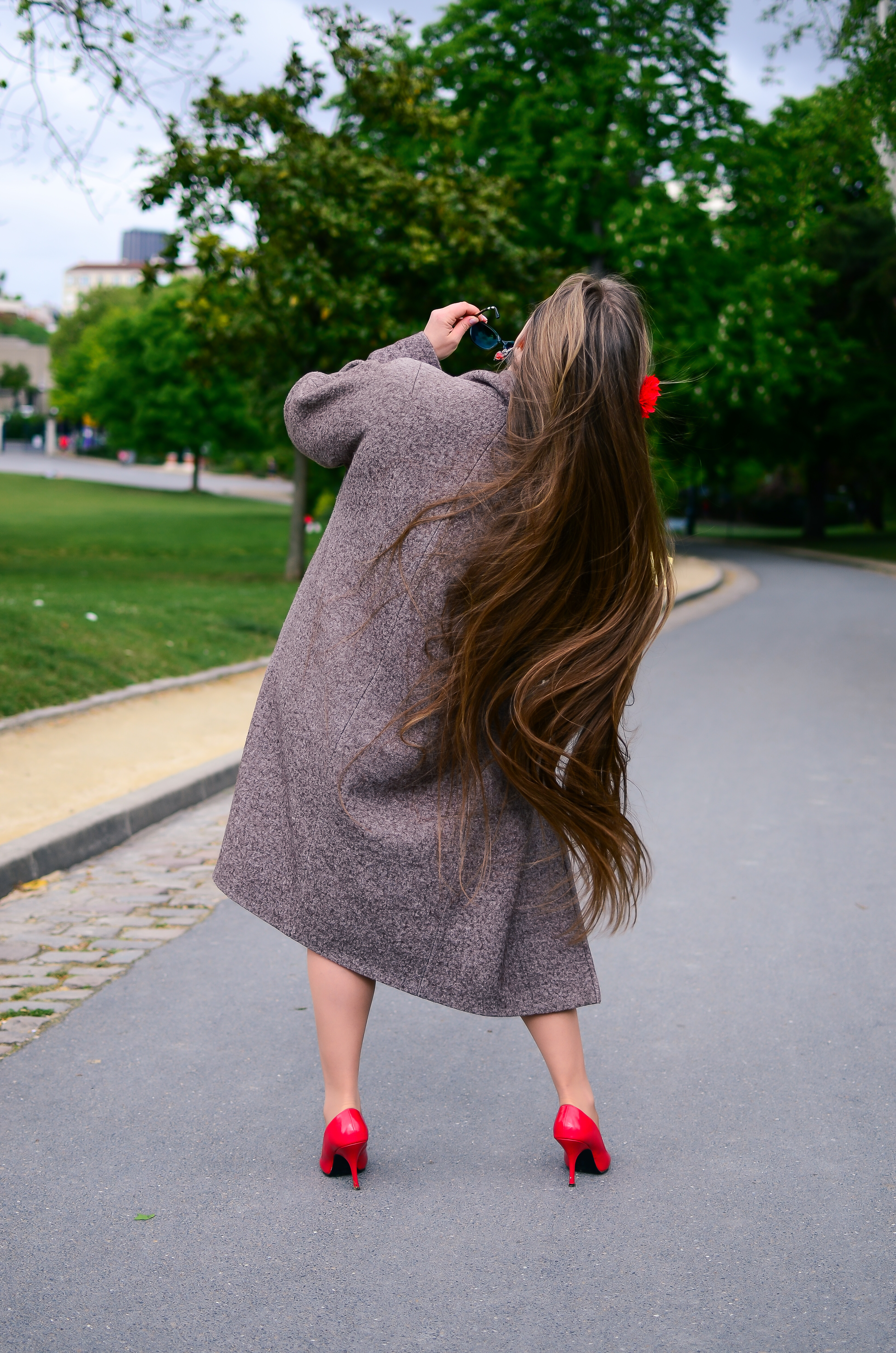 Vue arrière d'une femme aux cheveux bruns extrêmement longs | Source : Shutterstock