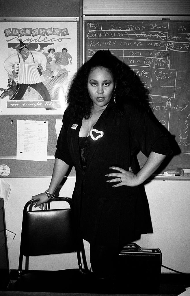 La chanteuse Vesta Williams pose pour des séances de photos dans les coulisses du Park West à Chicago, Illinois, en mars 1989. | Photo : Getty Images