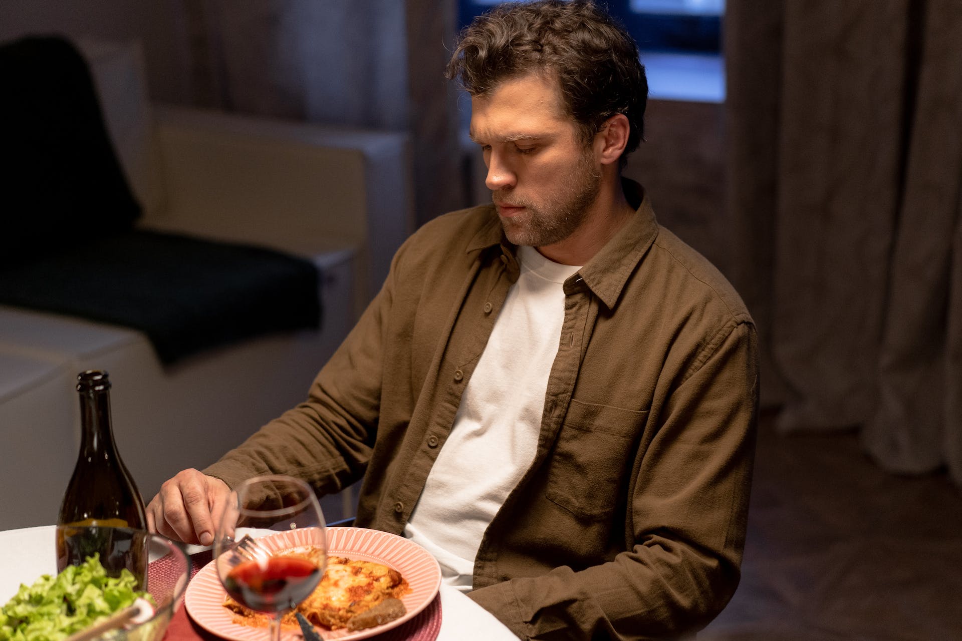Un homme en colère assis à la table du dîner | Source : Pexels