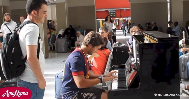 Deux inconnus montrent leur improvisation excitante en jouant au piano dans la gare de Paris