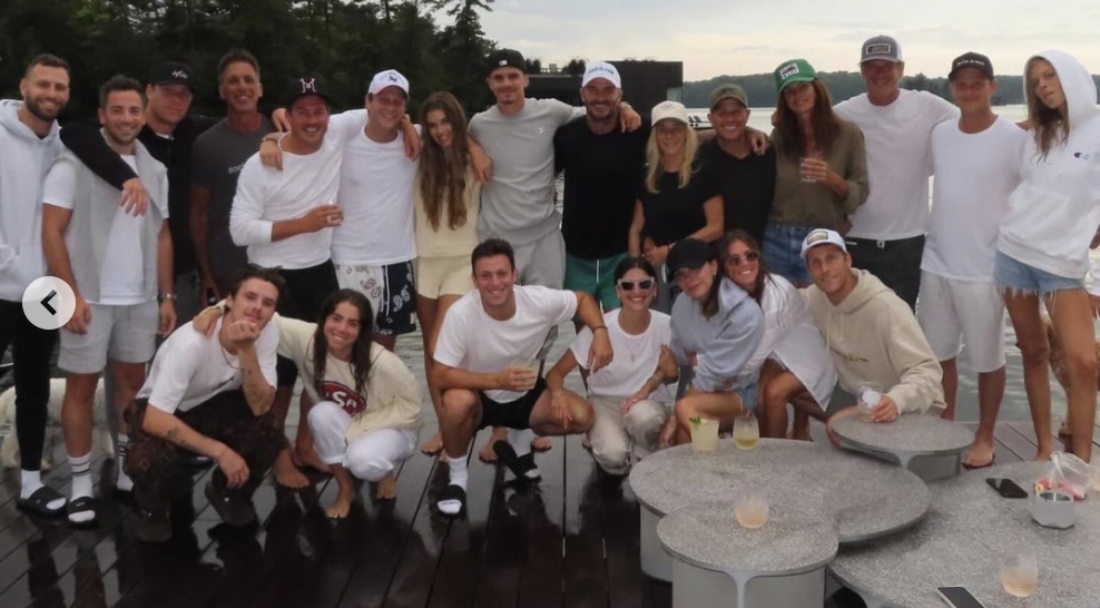 La famille Beckham et la famille Salter vues sur une photo datée du 28 août 2024 | Source : Instagram/victoriabeckham