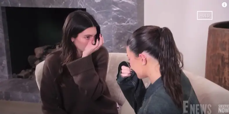 Kylie Jennfer se confie à sa sœur Kendall Jenner sur la façon de gérer les critiques acerbes en ligne. | Source : YouTube/E ! News