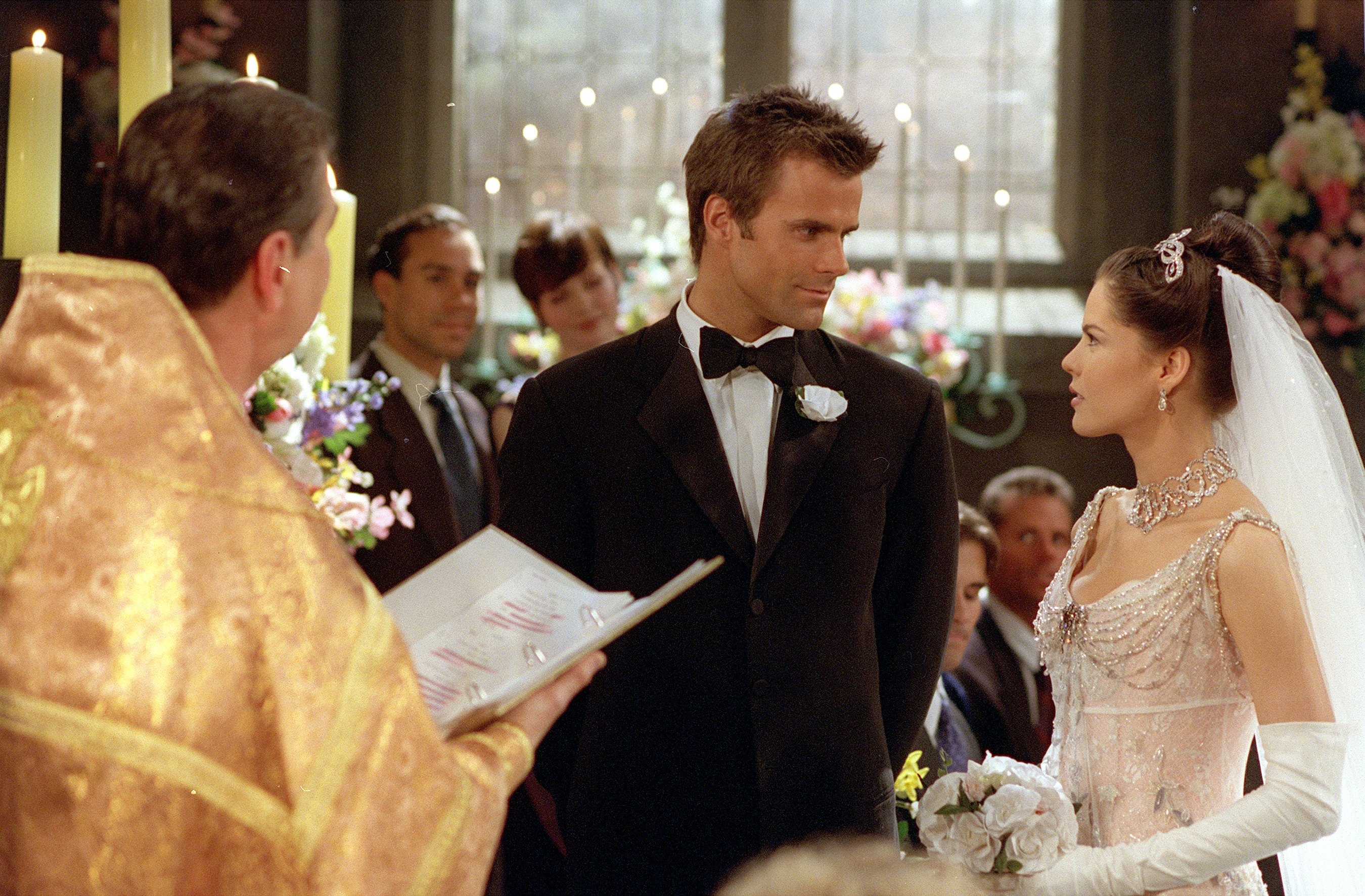 Cameron Mathison dans le rôle de Ryan Lavery et Esta TerBlanche dans le rôle de Gillian Andrassy dans une scène de mariage de "La Force du destin" en avril 2001 | Source : Getty Images