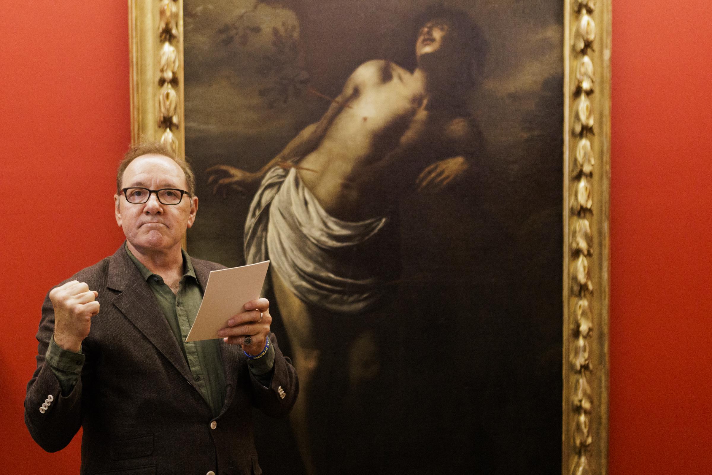 Kevin Spacey lit des poèmes « Divine Echoes » de Gabriele Tinti à la galerie BKV Fine Art, le 27 juin 2025 à Milan, en Italie. | Source : Getty Images