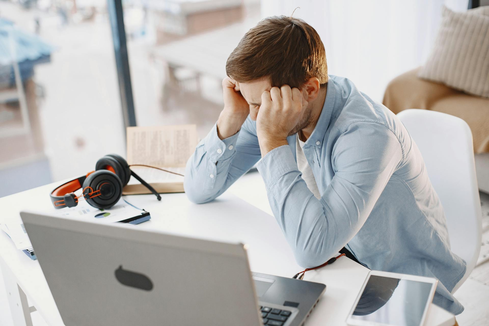 Un homme anxieux assis dans son bureau | Source : Pexels