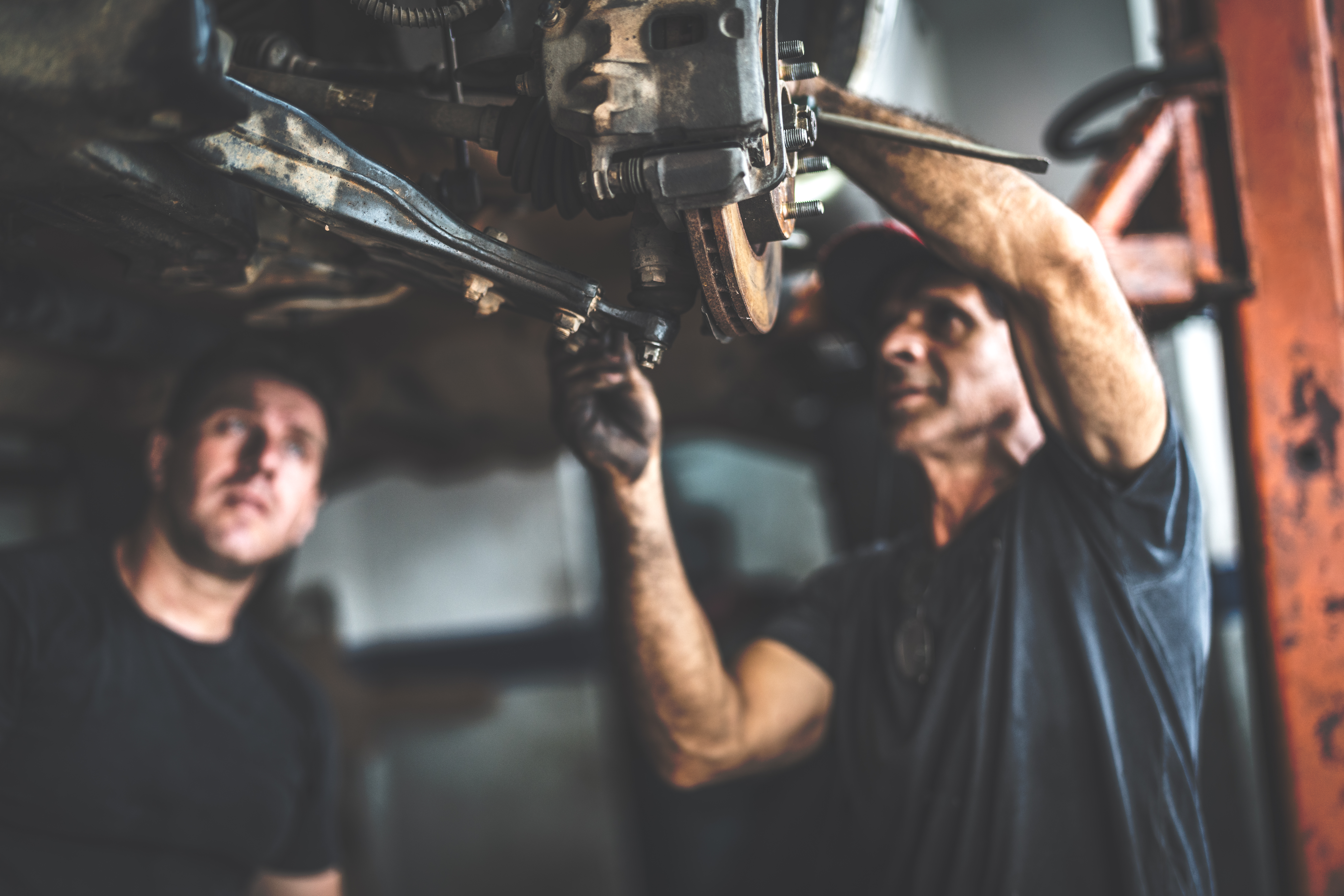 Mécanicien professionnel réparant une voiture dans un atelier de réparation automobile | Source : Getty Images