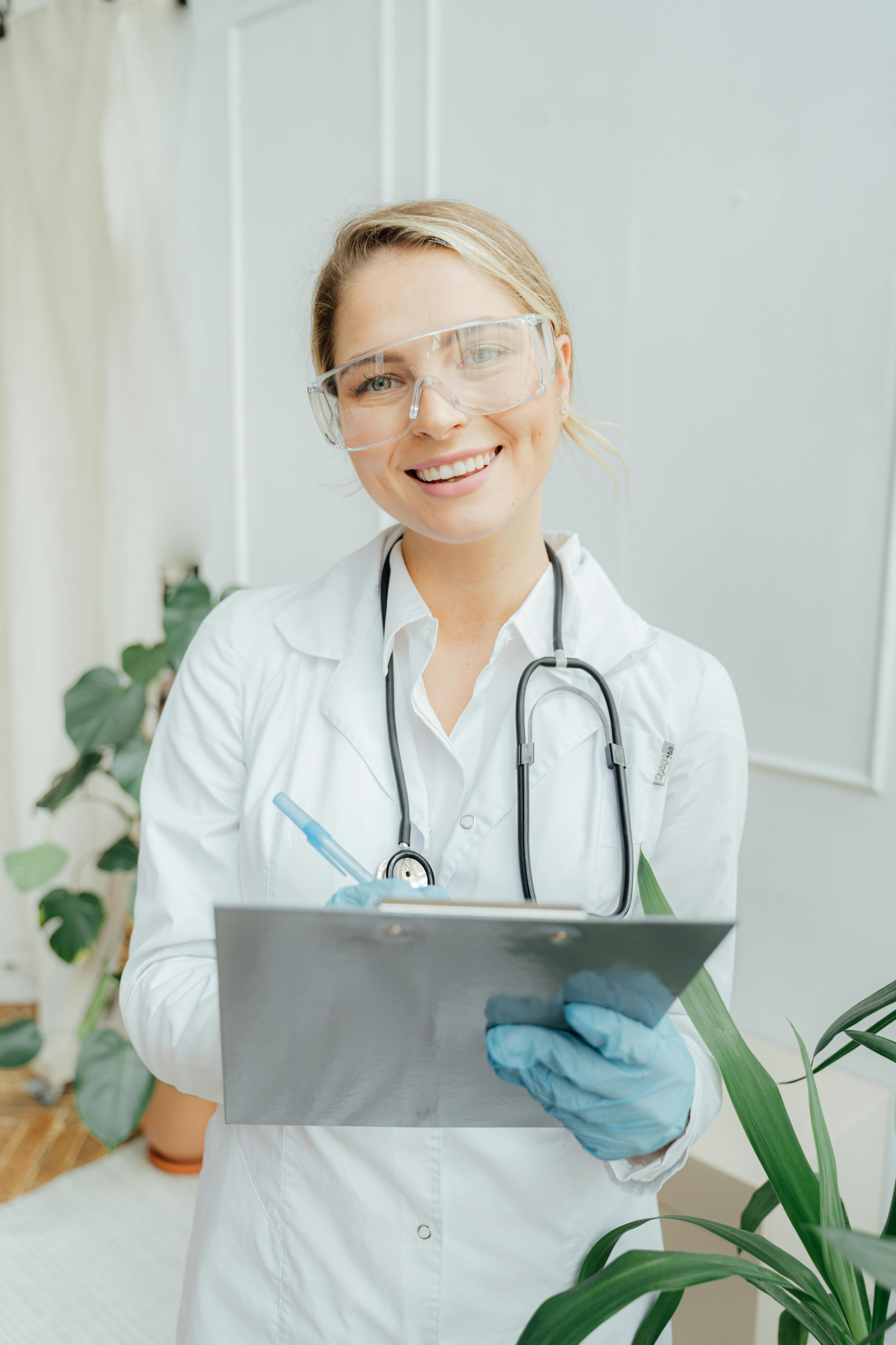 Une femme médecin heureuse | Source : Pexels