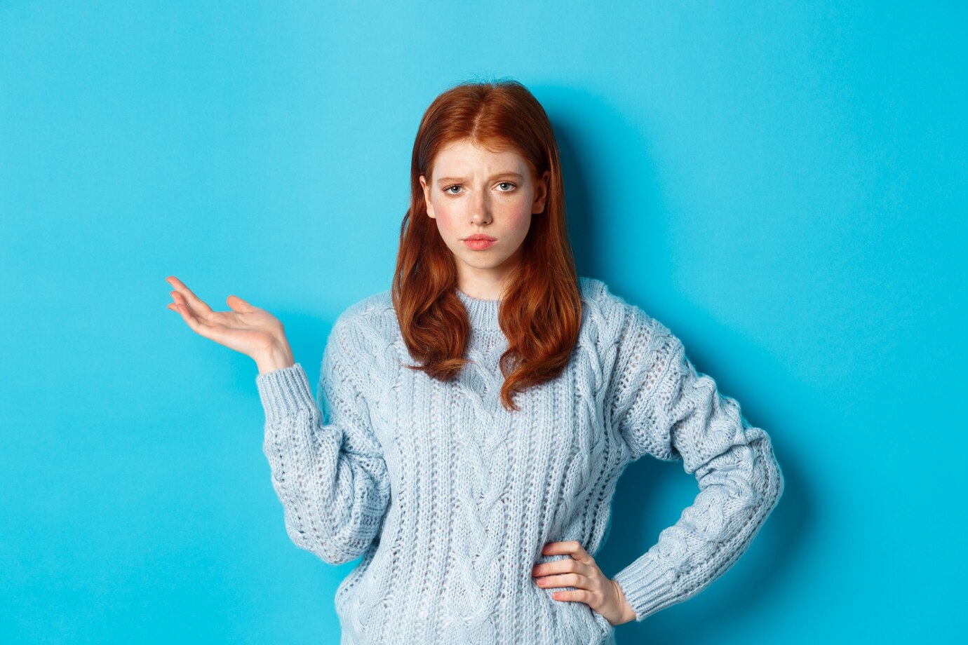 Une jeune femme peu sûre d'elle | Source : Freepik