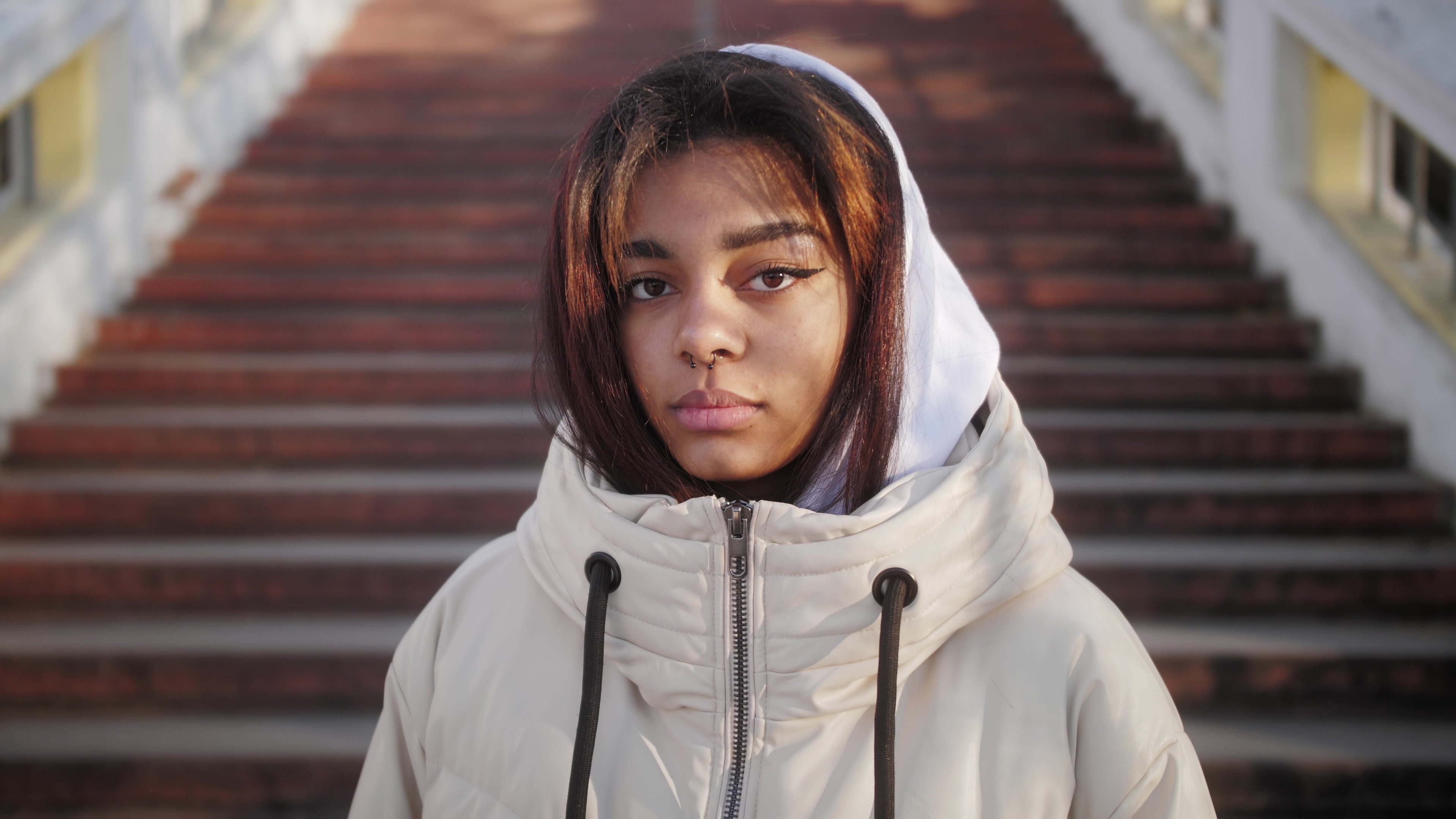 Retrato de mujer joven segura de sí misma que mira seria a la cámara | Fuente: Shutterstock.com