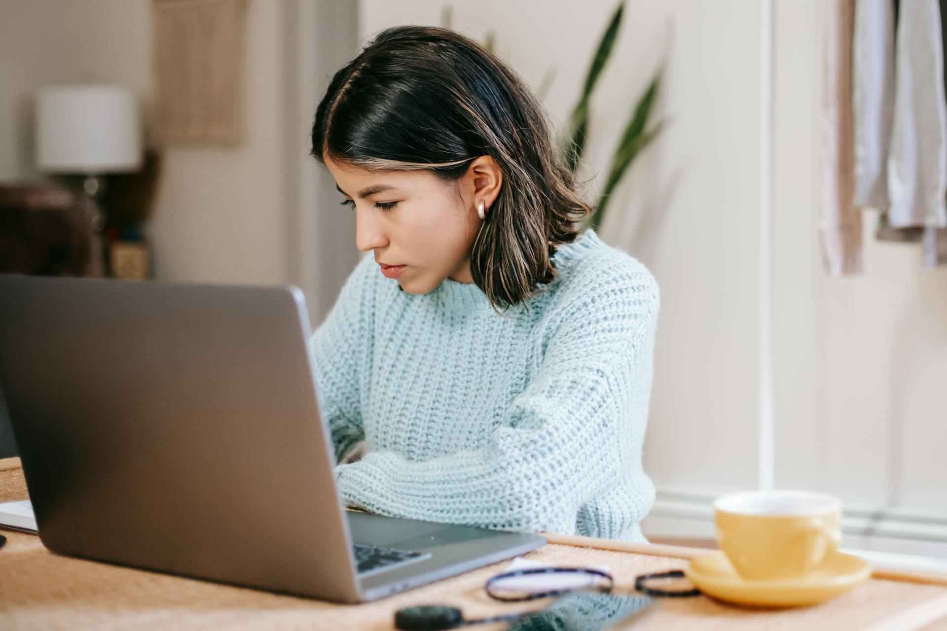 Une femme travaillant sur son ordinateur portable | Source : Pexels
