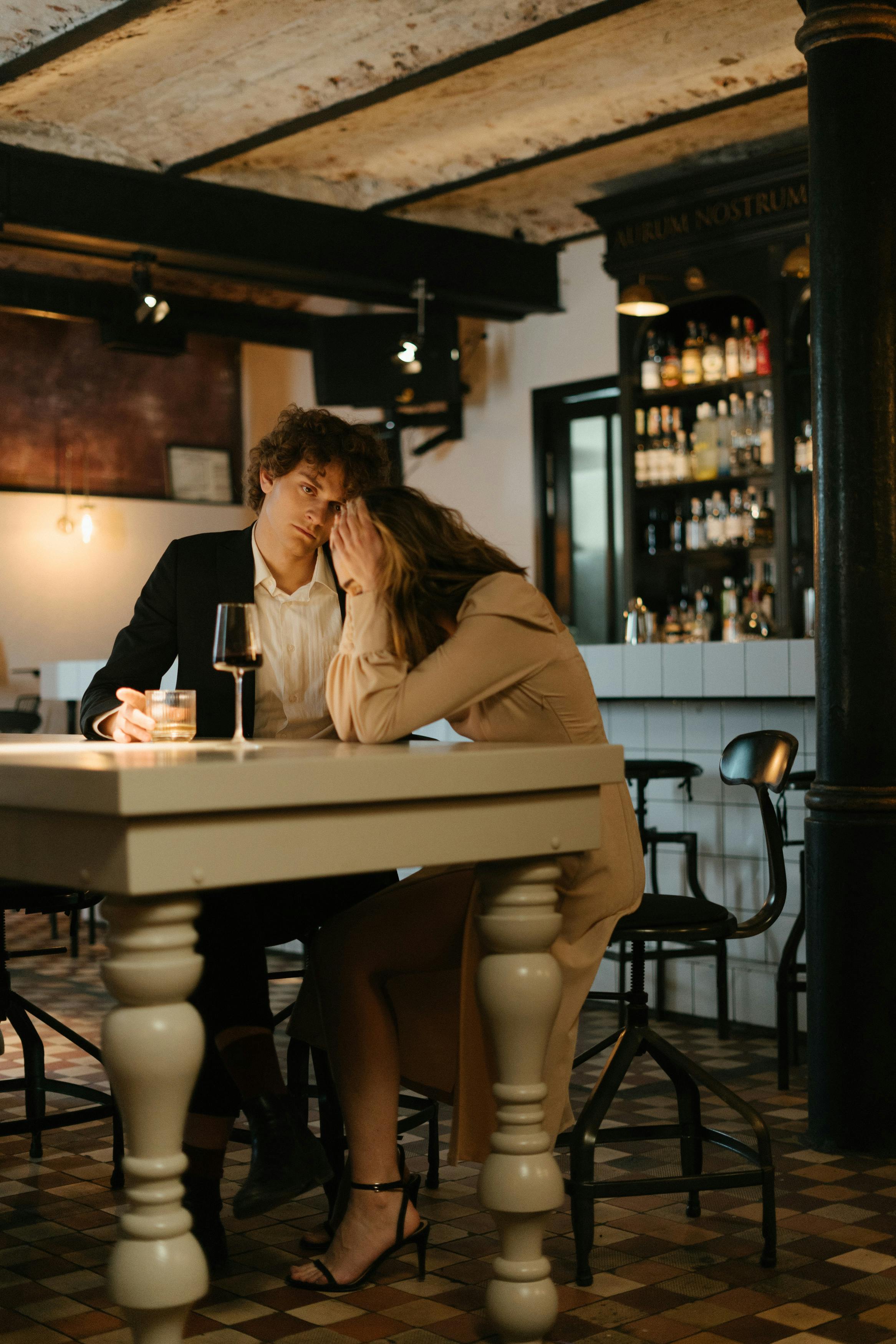 Une femme angoissée ayant une conversation inconfortable avec son homme au restaurant | Source : Pexels