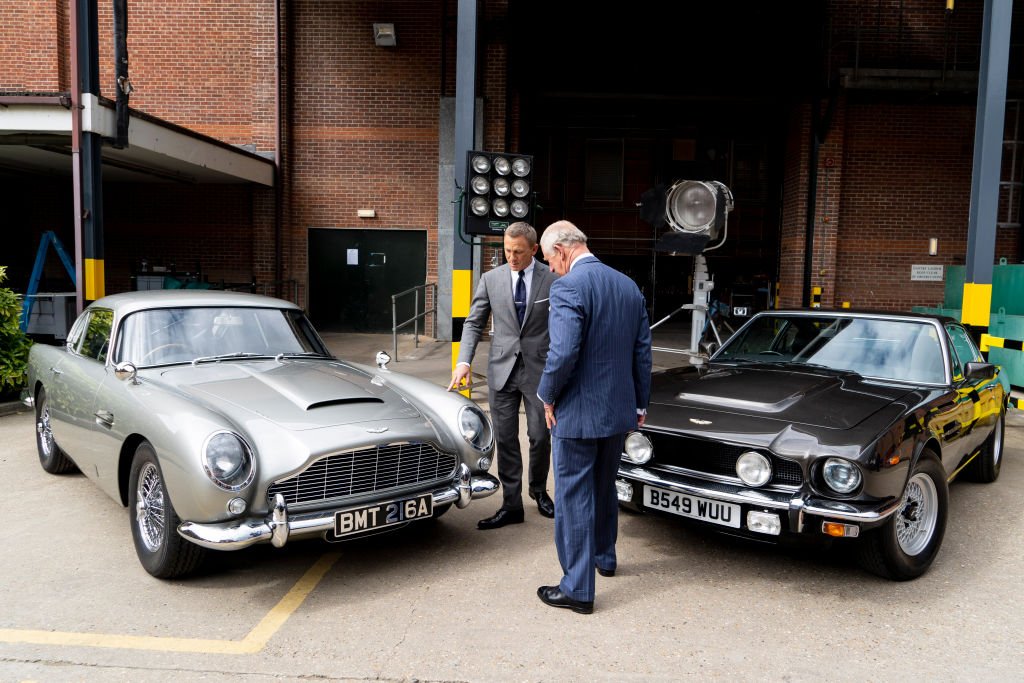 Prince Charles s'entretient avec Daniel Craig lors d'une visite du 25e film "James Bond" qui se déroule au Pinewood Studios le 20 juin 2019 | Photo : Getty Images