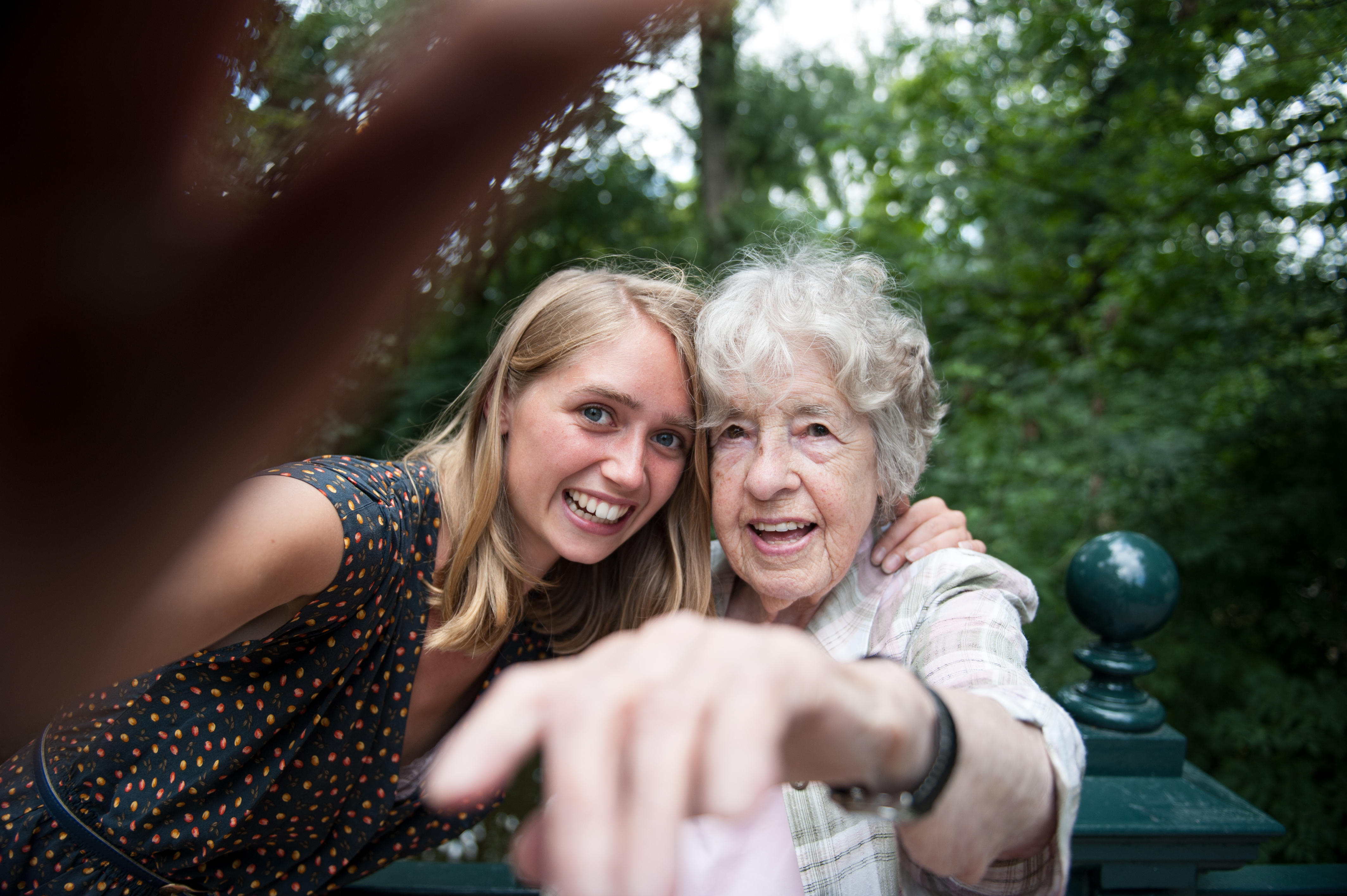 Une dame âgée (98) et une jeune femme prenant un selfie | Source : Getty Images