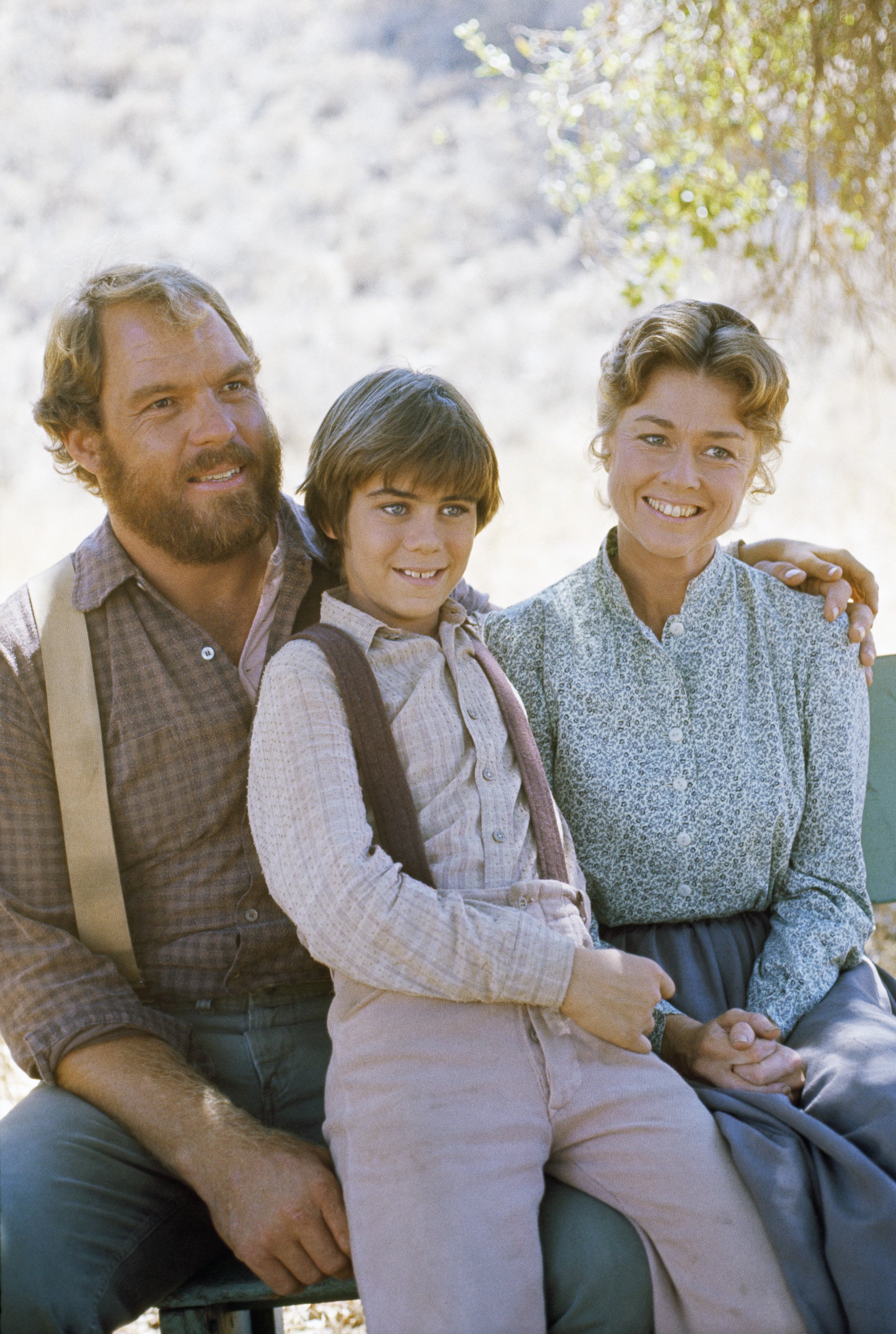 Merlin Olsen en Jonathan Garvey, Patrick Labyorteaux en Andrew 'Andy' ; Garvey, Hersha Parady en Alice Garvey dans "Little House on the Prairie" ; in 1977 | Source : Getty Images