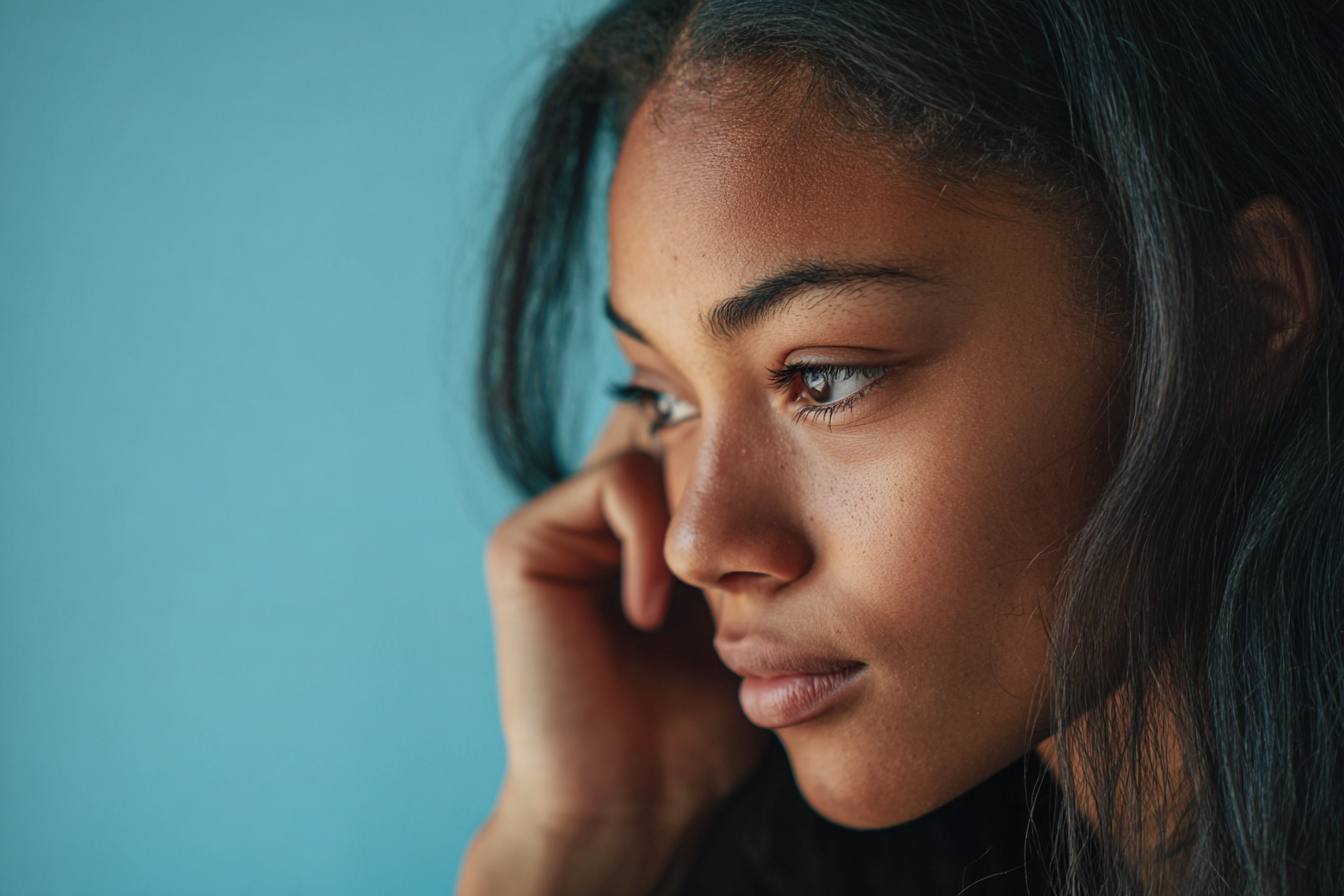 Une adolescente réfléchie | Source : Midjourney