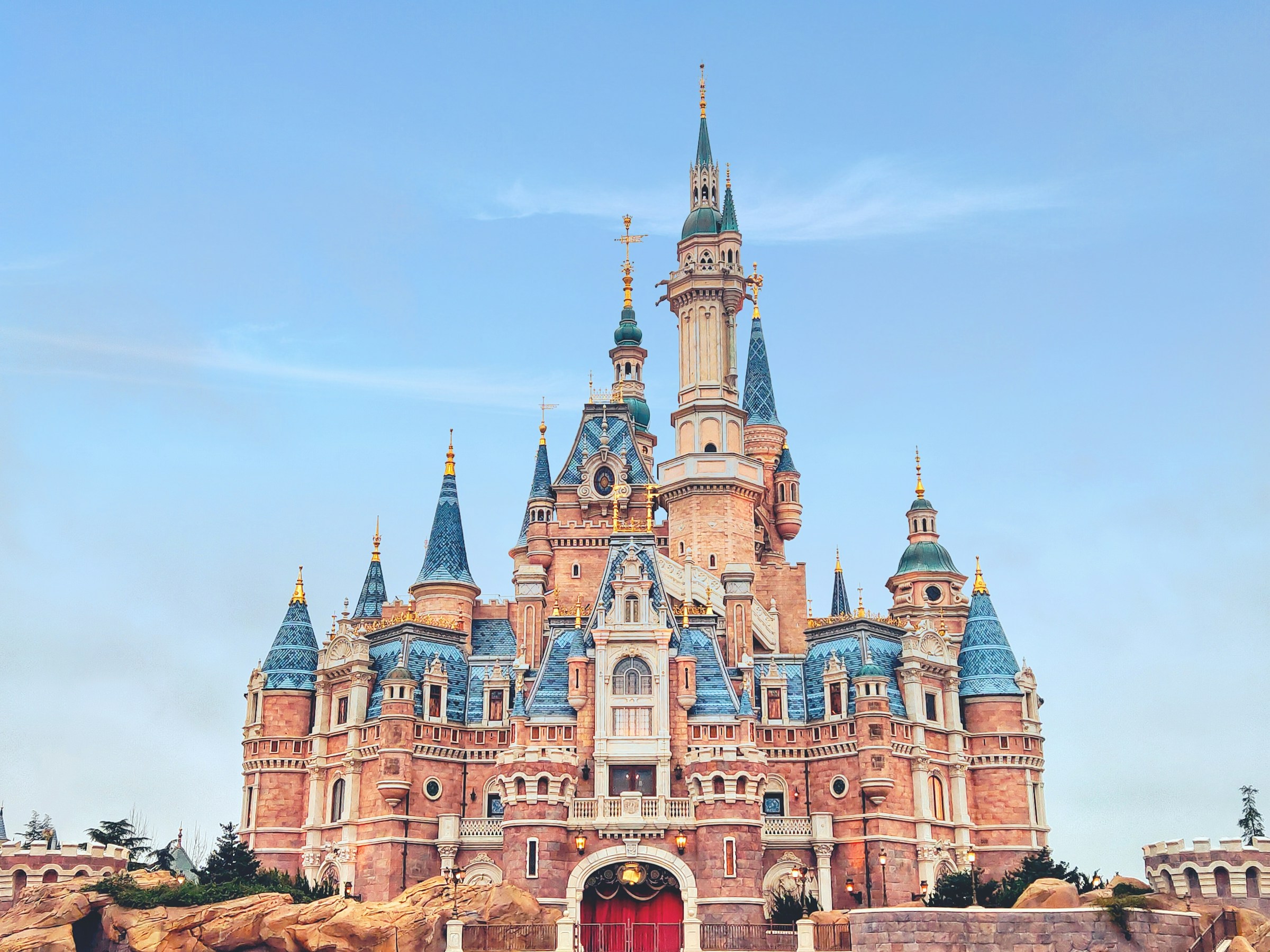 Un château en béton bleu et blanc à Disneyland | Source : Unsplash