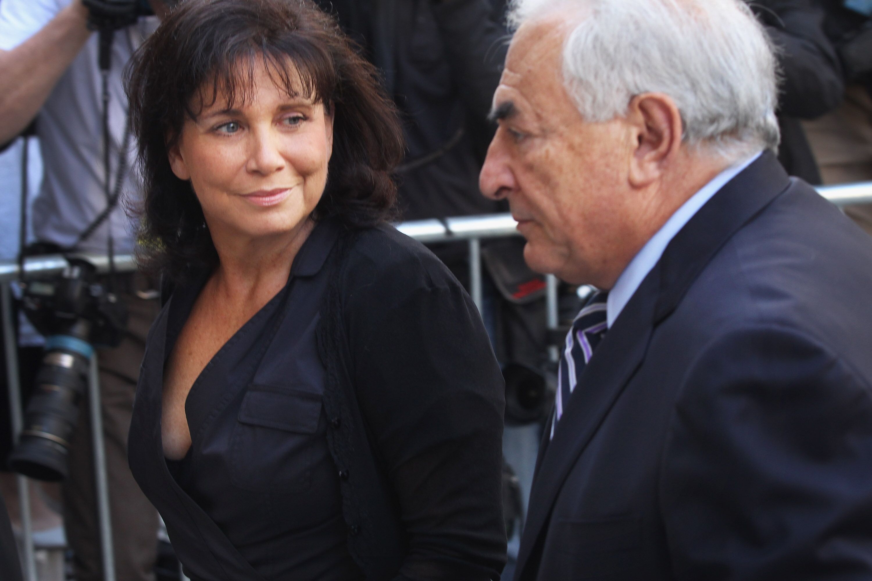 Dominique Strauss-Kahn avec son épouse Anne Sinclair le 23 août 2011 à New York. | Photo : Getty Images