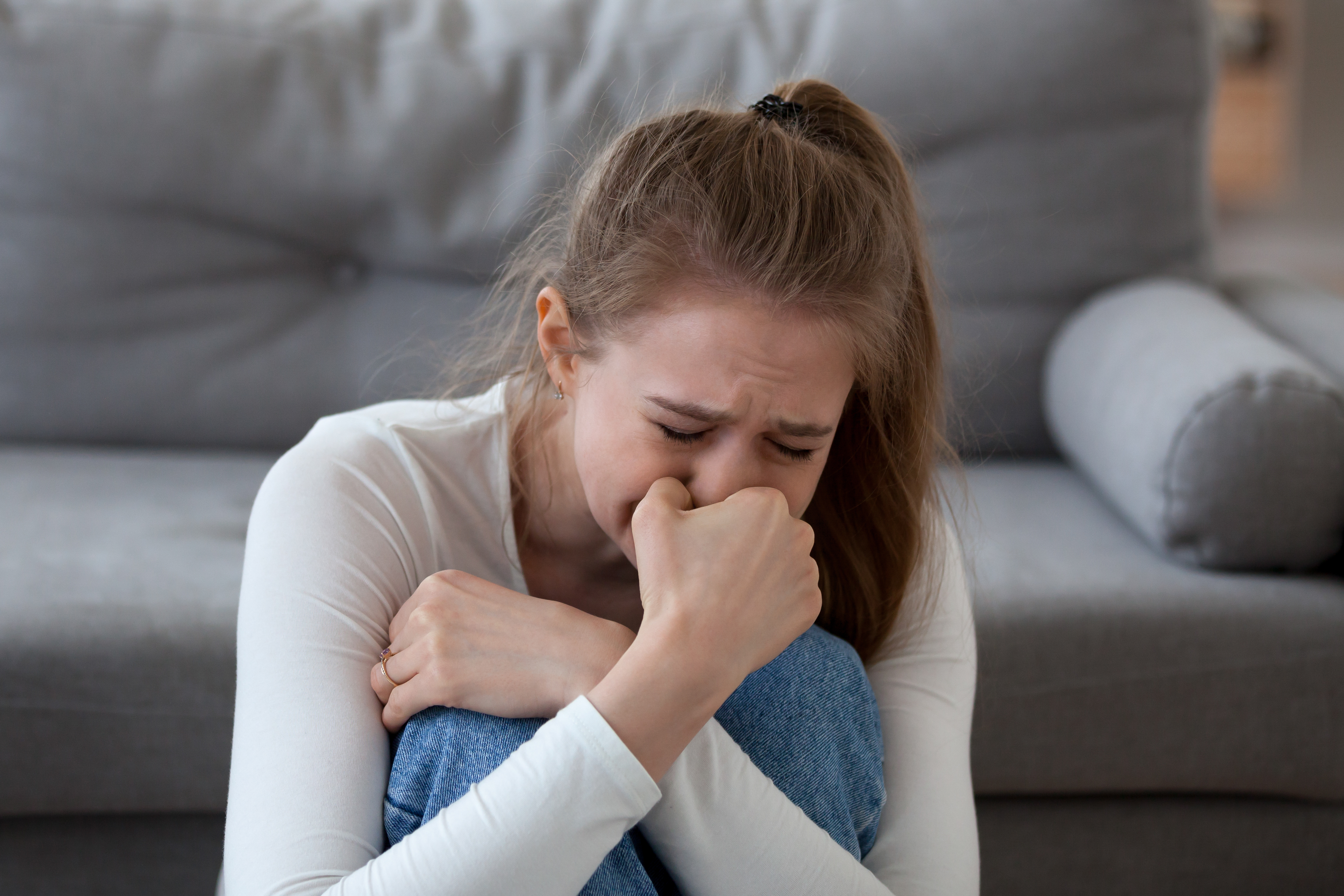 Jeune femme en pleurs | Source : Getty Images