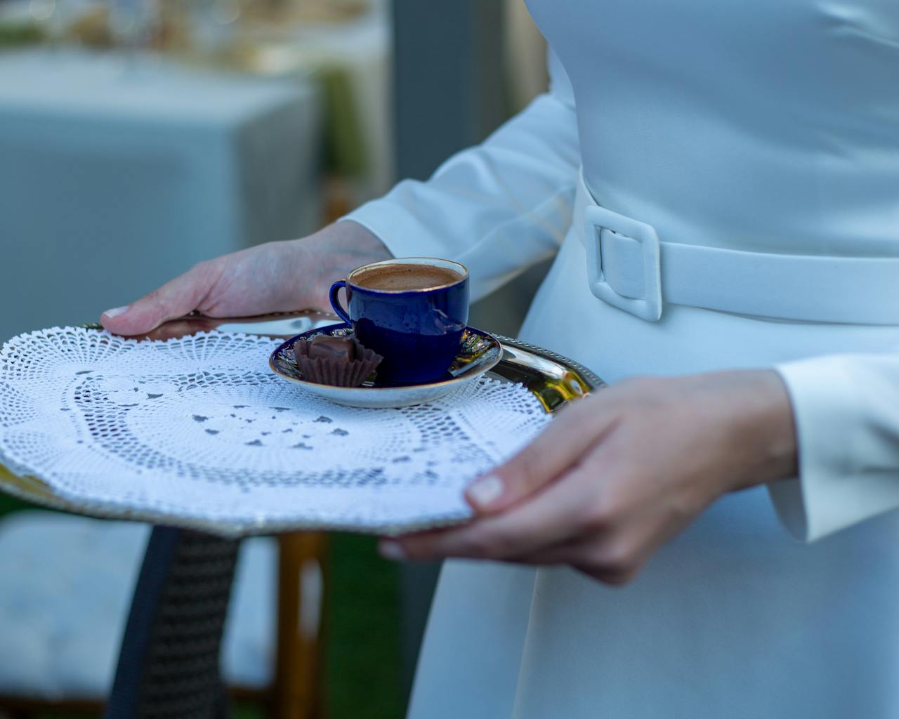 Une femme portant un plateau avec une tasse de café | Source : Pexels