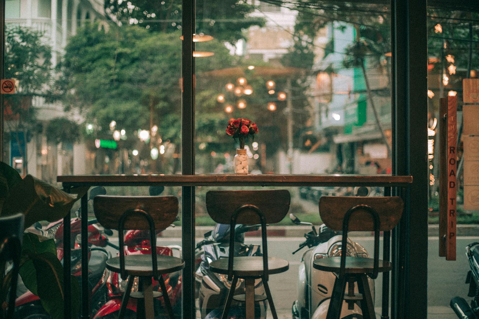 La vue depuis la fenêtre d'un café | Source : Pexels