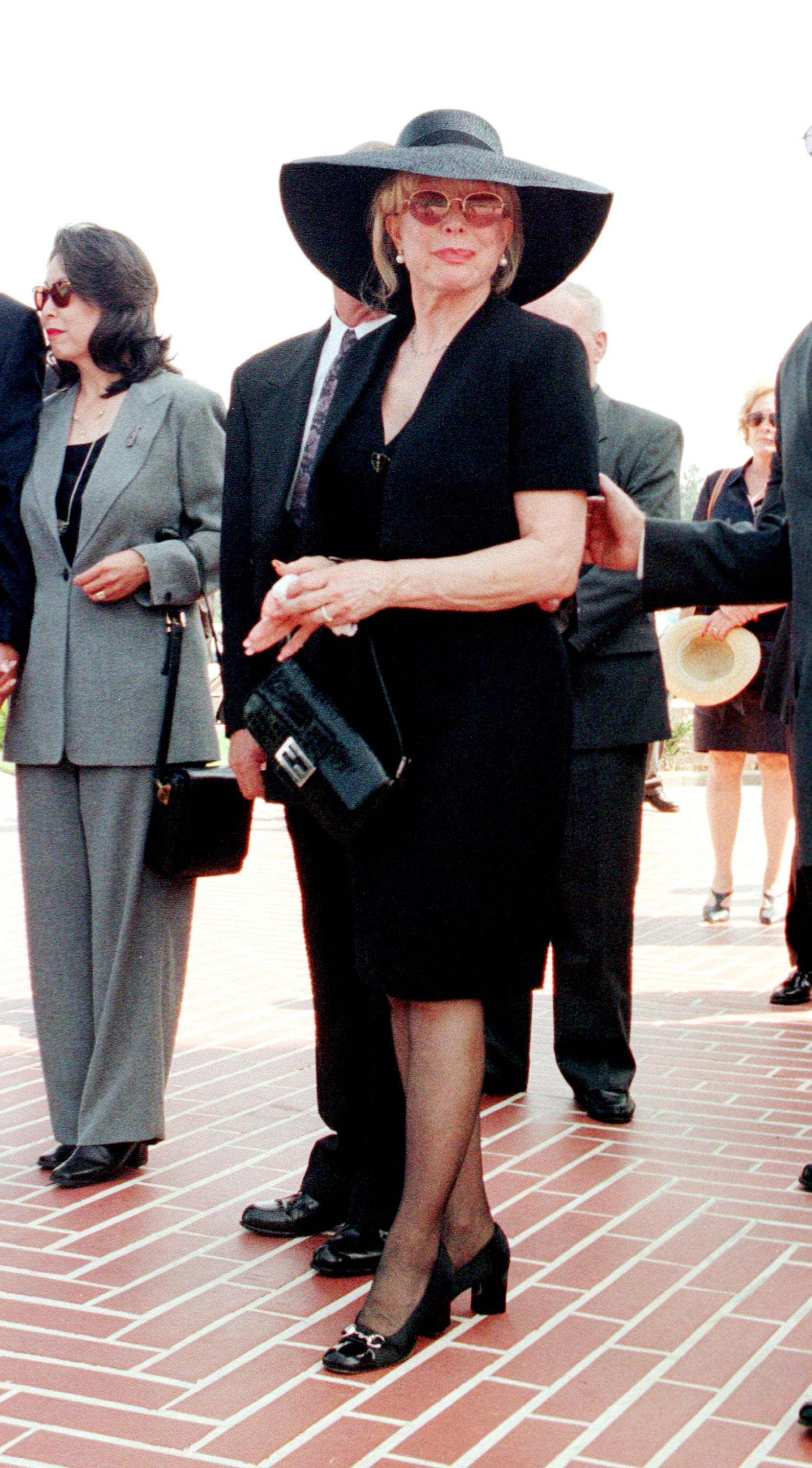 Barbara Eden arrive au service funéraire de son fils Matthew Ansara à Los Angeles, Californie, le 2 juillet 2001. | Source : Getty Images