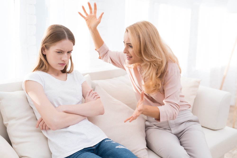 Maman et une adolescente se disputent entre elles  | Photo: Shutterstock