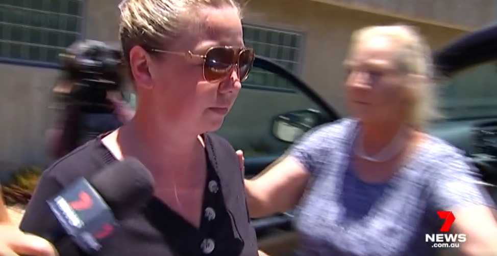 Laura Rose Peverill est poussée dans une voiture après une comparution au tribunal pour la mort de sa fille Rylee Rose Black dans une couverture médiatique le 14 juillet 2023, à Townsville, Australie | Source : Facebook/7NEWS Townsville