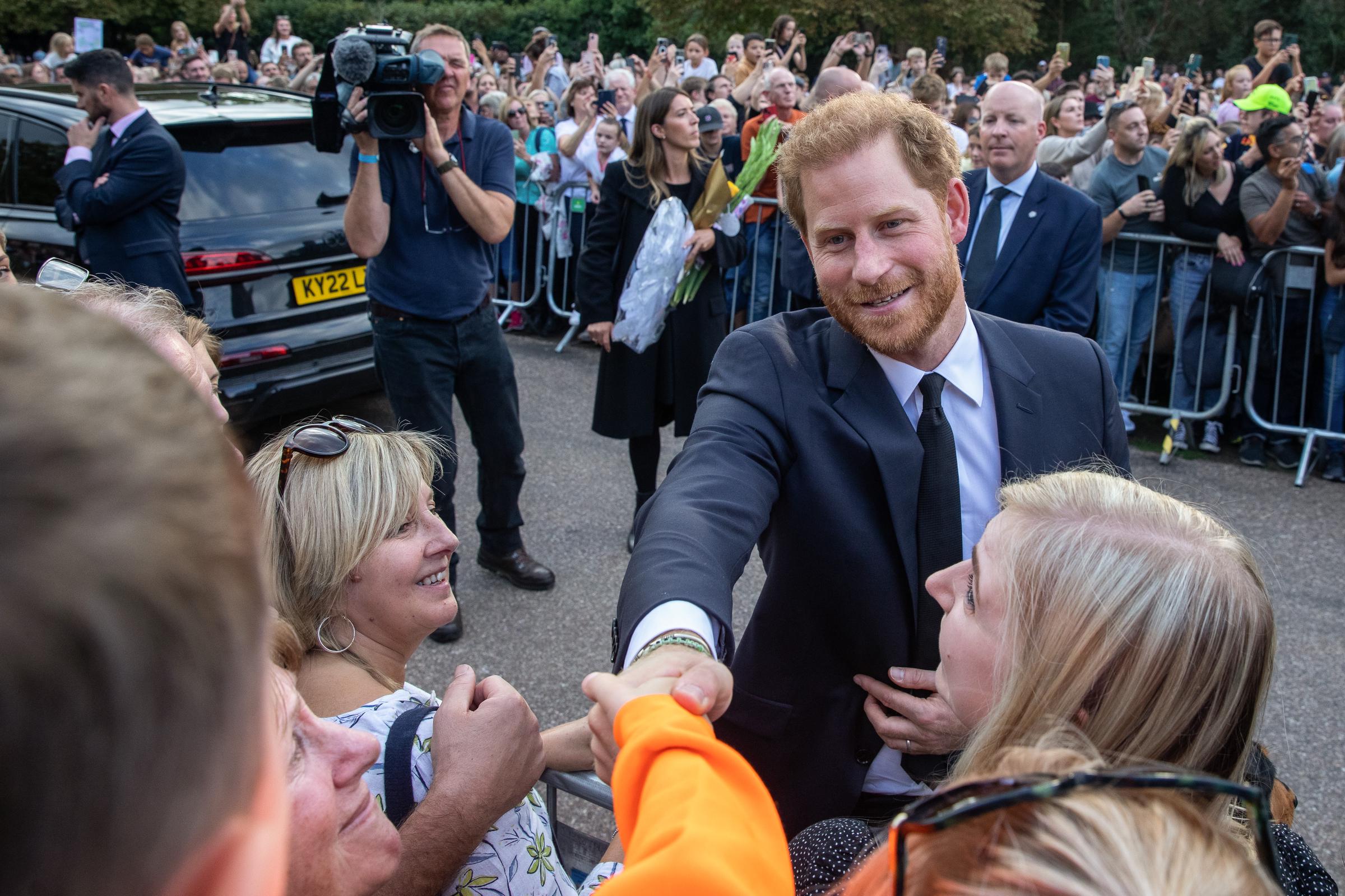 Le prince Harry salue des sympathisants sur le Long Walk à l'extérieur du château de Windsor, à Windsor, en Angleterre, le 10 septembre 2022 | Source : Getty Images