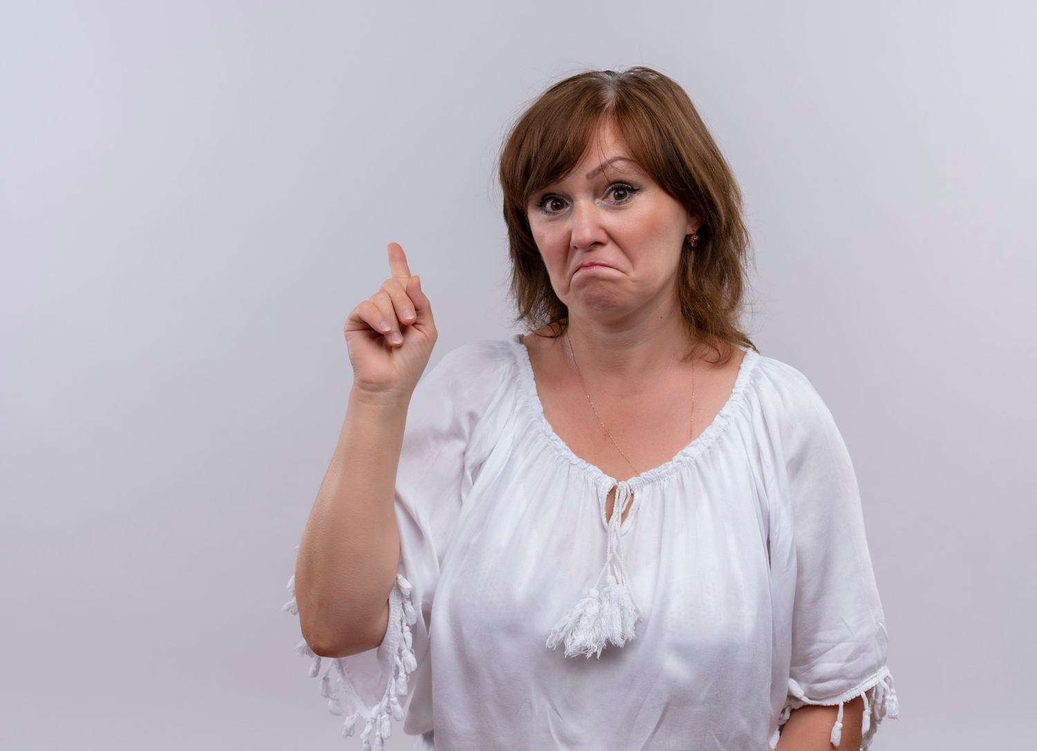 Une femme pointe son doigt, se rappelant quelque chose | Source : Freepik