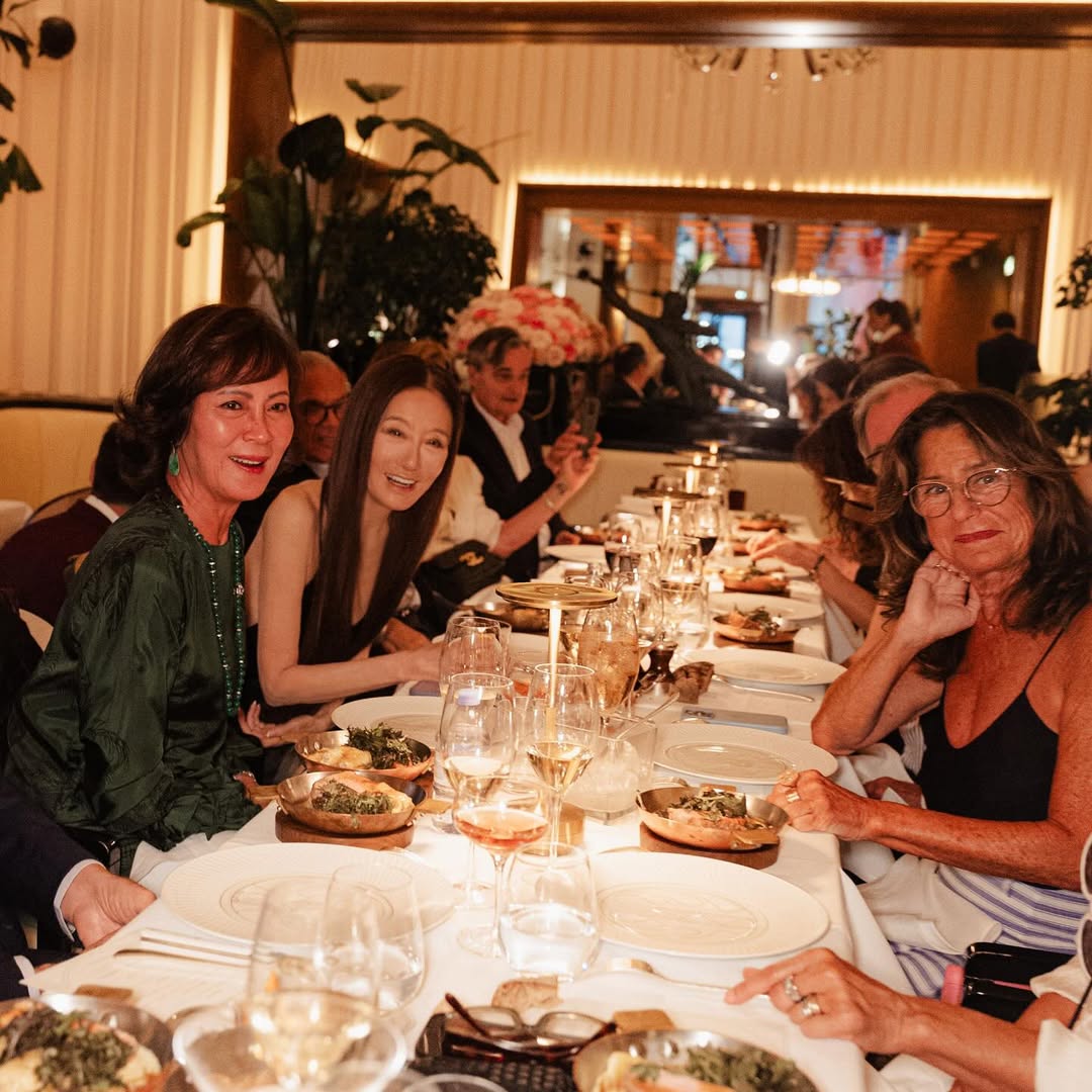 Vera Wang posant avec des amis, assise à une table du restaurant Le Relais Plaza à Paris, en France, d'après sa publication du 28 juin 2025 | Source : Instagram/verawang